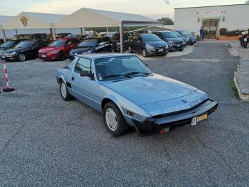 FIAT BERTONE X 1 9 (128AS1 K) SUNSHINE

Immatricolato 1989, 1498cc, 76Cv 56Kw, 20.200 Km, 2posti 2sportelli.

*** Auto revisionata e riverniciata ***

Con: Motore a 4 cilindri, cambio manuale a 5 rapporti, trazione posteriore, vetri eletrici, sedili in tessuto, cerchi in lega da 13â€.

Lavori eseguiti: Tagliando completo, distribuzione, candele, fili candele, motorino d'avviemento, pompa benzina, spinterogeno, dischi, pasticche, gomme.


*************

I NOSTRI SERVIZI :
-Acquisto diretto con pagamento immediato
-conto vendita
-vendita auto, moto e scooter usati e garantiti
-vendita veicoli d'epoca
-permuta auto con moto e viceversa
-noleggio breve e lungo termine
-finanziamenti personalizzati (rata costante,mini e maxi rate, leasing)
-assistenza post-vendita con societÃ  di garanzie e officine partner
-assicurazioni
-consulenze e stime per acquisti tra privati

VISITA il nostro sito internet: automotousateroma.it oppure scarica la nostra App: automotousateroma dall' Apple store o Play store per restare aggiornato sui nostri ultimi arrivi.

VIENI A TROVARCI PER VEDERE DAL VIVO QUESTO VEICOLO :
Auto Moto Usate Roma s.r.l.Via Appia Nuova 23, 00047, Marino (RM) (adiacente Sorelle Ramonda)

*************

HAI UNA PERMUTA?
compila il form sull'App o nel nostro sito automotousateroma.it
oppure inviaci foto e descrizione (modello anno km motore ...)
al nostro numero whatsapp : Cell. 366-6562866 o 351-4646876 Fisso 06-7215841 e-mail : info@automotousateroma.it

*************
La Auto Moto Usate Roma Srl declina ogni responsabilitÃ  per eventuali involontarie incongruenze che non rappresentano in alcun modo un impegno contrattuale e invitano i clienti a verificare sempre dal vivo la correttezza dei dati che potrebbero non coincidere con lâ€™effettivo equipaggiamento del veicolo spesso dovuto alla incompatibilitÃ  dei dati trasmessi sulle varie piattaforme web.