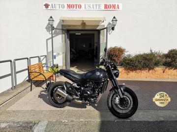 BENELLI LEONCINO 500 TRAIL

Immatricolato 2020, 500cc, 48Cv 35Kw, 10.900Km, Euro4.

Con: Motore Bicilindrico in linea, cambio manuale a 6 rapporti, Abs, computer di bordo, raffreddamento a Liquido, faro a Led, Forcella upside-down con steli ø 50mm, Forcellone oscillante con mono ammortizzatore laterale regolabile nel precarico molla e freno estensione, capacità serbatoio 14 Lt, doppio freno a disco anteriore da 320mm e da 260mm al posteriore, cerchi a raggi da 19” anteriore e da 17” al posteriore.

Accessoriato con: Cupolino nero, portatelefono.

Rimangono sempre esclusi i costi :

-del passaggio di proprietà pari ad euro 200,00.

-messa su strada pari ad euro 300,00 che include l'attivazione della garanzia di 12 mesi completa, controlli e o tagliando completo preconsegna all'occorrenza (olio,filtro olio, filtro aria e tutti i componenti necessari al ripristino), 12 mesi di garanzia estendibili a 24 36mesi in base al veicolo e copre i componenti non soggetti ad usura (dettagli in sede).

I NOSTRI SERVIZI :
-Acquisto diretto con pagamento immediato
-conto vendita
-vendita auto, moto e scooter usati e garantiti
-vendita veicoli d'epoca
-permuta auto con moto e viceversa
-noleggio breve e lungo termine
-finanziamenti personalizzati (rata costante,mini e maxi rate, leasing)
-assistenza post-vendita con società di garanzie e officine partner
-assicurazioni
-consulenze e stime per acquisti tra privati

VISITA il nostro sito internet: automotousateroma.it oppure scarica la nostra App: automotousateroma dall' Apple store o Play store per restare aggiornato sui nostri ultimi arrivi.

VIENI A TROVARCI PER VEDERE DAL VIVO QUESTO VEICOLO :
Auto Moto Usate Roma s.r.l.Via Appia Nuova 23, 00047, Marino (RM) (adiacente Sorelle Ramonda)

*************

HAI UNA PERMUTA?
compila il form sull'App o nel nostro sito automotousateroma.it
oppure inviaci foto e descrizione (modello anno km motore ...)
al nostro numero whatsapp : Cell. 366-6562866 o 351-4646876 Fisso 06-7215841 e-mail : info@automotousateroma.it

*************
La Auto Moto Usate Roma Srl declina ogni responsabilità per eventuali involontarie incongruenze che non rappresentano in alcun modo un impegno contrattuale e invitano i clienti a verificare sempre dal vivo la correttezza dei dati che potrebbero non coincidere con l’effettivo equipaggiamento del veicolo spesso dovuto alla incompatibilità dei dati trasmessi sulle varie piattaforme web.