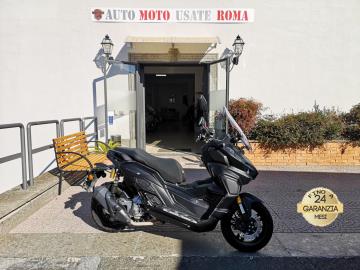 KL BRERA X 300 
Immatricolato 2023, 278cc, 26Cv/19Kw, Euro5. 
Con: Motote monocilindrico, Abs, raffreddamento a Liquido, vano retroscudo, vano sottosella, doppio cavalletto, capacitÃ  12 Lt, forcella Kayaba, sospensioni posteriori a Gas, cupolino regolabile, barre paramotore, faretti di profonditÃ , manopole riscaldabili, freni a disco da 240mm anteriore e da 220mm al postreriore, cerchi da 13â€.

Rimangono sempre esclusi i costi : 

-del passaggio di proprietÃ  pari ad euro 200,00.

-messa su strada pari ad euro 300,00 che include l'attivazione della garanzia di 12 mesi completa, controlli e o tagliando completo preconsegna all'occorrenza (olio,filtro olio, filtro aria e tutti i componenti necessari al ripristino), 12 mesi di garanzia estendibili a 24 36mesi in base al veicolo e copre i componenti non soggetti ad usura (dettagli in sede).

I NOSTRI SERVIZI : 
-Acquisto diretto con pagamento immediato 
-conto vendita
-vendita auto, moto e scooter usati e garantiti
-vendita veicoli d'epoca
-permuta auto con moto e viceversa
-noleggio breve e lungo termine
-finanziamenti personalizzati (rata costante,mini e  maxi rate, leasing)
-assistenza post-vendita con societÃ  di garanzie e officine partner
-assicurazioni
-consulenze e stime per acquisti tra privati

VISITA il nostro sito internet: automotousateroma.it oppure scarica la nostra App: automotousateroma dall' Apple store o Play store per restare aggiornato sui nostri ultimi arrivi.

VIENI A TROVARCI PER VEDERE DAL VIVO QUESTO VEICOLO :
Auto Moto Usate Roma s.r.l.Via Appia Nuova 23, 00047, Marino (RM) (adiacente Sorelle Ramonda)

*************

HAI UNA PERMUTA?
compila il form sull'App o nel nostro sito automotousateroma.it
oppure inviaci foto e descrizione (modello anno km motore ...)
al nostro numero whatsapp : Cell. 366-6562866 o 351-4646876 Fisso 06-7215841 e-mail :  info@automotousateroma.it

*************
La Auto Moto Usate Roma Srl declina ogni responsabilitÃ  per eventuali involontarie incongruenze che non rappresentano in alcun modo un impegno contrattuale e invitano i clienti a verificare sempre dal vivo la correttezza dei dati che potrebbero non coincidere con lâ€™effettivo equipaggiamento del veicolo spesso dovuto alla incompatibilitÃ  dei dati trasmessi sulle varie piattaforme web.