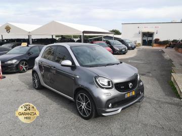 SMART FORFOUR 0.9 BRABUS

Immatricolata 2016, 898cc, 109Cv 80Kw, 70.000Km, 5porte 4posti, Euro6B.

*** Auto idonea per Neopatentati ***

** Impianto Gpl scad. 2035 **

Con: Motore a 3 cilindri in linea, cambio automatico sequenziale a 6 rapporti, trazione posteriore, Abs, Esp, computer di bordo con display a colori da 8,9 cm (3,5 ) con tecnologia TFT, volante il pelle con comandi e paddle, vetri e specchietti elettrici, sedili in pelle e tessuto, sedili anteriori riscaldabili, bracciolo centrale, cruise control, luci a Led, fendinebbia, climatizzatore, stereo con navigatore e retrocamera, Tetto Panorama con tendina parasole anteriore e posteriore, Brake Assist - Sistema di ottimizzazione della frenata, Isofix, cerchi da 17”.

Il prezzo proposto di euro 14.500,00euro è legato alla promozione web che prevede un acquisto tramite finanziamento di intero importo. Info in sede.

Il prezzo senza promo è di euro 15.900,00.

Rimangono sempre esclusi i costi :

-del passaggio di proprietà pari ad euro 550,00.

-messa su strada pari ad euro 400,00 che include controlli tagliando completo preconsegna (olio,filtro olio, filtro aria e tutti icomponenti necessari al ripristino ivi compresi kit distribuzione),igienizzazione interni, kit ruota di scorta o kit gonfiaggio, 12 mesi di garanzia estendibili a 24 36mesi in base al veicolo e copre i componenti non soggetti ad usura (dettagli in sede).

Il prezzo del veicolo pubblicizzato è stato calcolato utilizzando tutte le campagne commerciali a disposizione.

I NOSTRI SERVIZI :
-Acquisto diretto con pagamento immediato
-conto vendita
-vendita auto, moto e scooter usati e garantiti
-vendita veicoli d'epoca
-permuta auto con moto e viceversa
-noleggio breve e lungo termine
-finanziamenti personalizzati (rata costante,mini e maxi rate, leasing)
-assistenza post-vendita con società di garanzie e officine partner
-assicurazioni
-consulenze e stime per acquisti tra privati

VISITA il nostro sito internet: automotousateroma.it oppure scarica la nostra App: automotousateroma dall' Apple store o Play store per restare aggiornato sui nostri ultimi arrivi.

VIENI A TROVARCI PER VEDERE DAL VIVO QUESTO VEICOLO :
Auto Moto Usate Roma s.r.l.Via Appia Nuova 23, 00047, Marino (RM) (adiacente Sorelle Ramonda).

HAI UNA PERMUTA?
compila il form sull'App o nel nostro sito automotousateroma.it
oppure inviaci foto e descrizione (modello anno km motore ...)
al nostro numero whatsapp : Cell. 366-6562866 o 351-4646876 Fisso 06-7215841 e-mail : info@automotousateroma.it

La Auto Moto Usate Roma Srl declina ogni responsabilità per eventuali involontarie incongruenze che non rappresentano in alcun modo un impegno contrattuale e invitano i clienti a verificare sempre dal vivo la correttezza dei dati che potrebbero non coincidere con l’effettivo equipaggiamento del veicolo spesso dovuto alla incompatibilità dei dati trasmessi sulle varie piattaforme web.