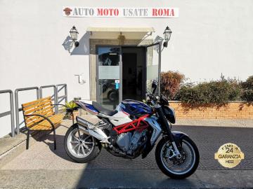 MV AGUSTA BRUTALE 1090 RR ABS

Immatricolata 2014, 1078cc, 16.600Km, 158Cv 117Kw, Euro3.

*** Moto tagliandata e revisionata ***

Con: Motore a 4 cilindri in linea trasversale, cambio manuale a 6 rapporti, Abs, computer di bordo, conta marce, raffreddamento a Liquido, forcella rovesciata Marzocchi, ammortizzatore posteriore regolabile Sachs, impianto frenante Brembo, freni a disco anteriori da 320mm e da 210mm al posteriore, forcellone monobraccio, cerchi da 17â€.

Accessoriato: Box Mv Agusta originale con: Doppia chiave, libretto uso e manutenzione, intertventi precedenti e vari gadget ufficiali.

Rimangono sempre esclusi i costi :

-del passaggio di proprietÃ  pari ad euro 200,00.

-messa su strada pari ad euro 300,00 che include l'attivazione della garanzia di 12 mesi completa, controlli e o tagliando completo preconsegna all'occorrenza (olio,filtro olio, filtro aria e tutti i componenti necessari al ripristino), 12 mesi di garanzia estendibili a 24 36mesi in base al veicolo e copre i componenti non soggetti ad usura (dettagli in sede).

Il prezzo del veicolo pubblicizzato Ã¨ stato calcolato utilizzando tutte le campagne commerciali a disposizione.

*************

I NOSTRI SERVIZI :
-Acquisto diretto con pagamento immediato
-conto vendita
-vendita auto, moto e scooter usati e garantiti
-vendita veicoli d'epoca
-permuta auto con moto e viceversa
-noleggio breve e lungo termine
-finanziamenti personalizzati (rata costante,mini e maxi rate, leasing)
-assistenza post-vendita con societÃ  di garanzie e officine partner
-assicurazioni
-consulenze e stime per acquisti tra privati

VISITA il nostro sito internet: automotousateroma.it oppure scarica la nostra App: automotousateroma dall' Apple store o Play store per restare aggiornato sui nostri ultimi arrivi.

VIENI A TROVARCI PER VEDERE DAL VIVO QUESTO VEICOLO :
Auto Moto Usate Roma s.r.l.Via Appia Nuova 23, 00047, Marino (RM) (adiacente Sorelle Ramonda)

*************

HAI UNA PERMUTA?
compila il form sull'App o nel nostro sito automotousateroma.it
oppure inviaci foto e descrizione (modello anno km motore ...)
al nostro numero whatsapp : Cell. 351-4646876 o Whats. 366-6562866 Fisso 06-7215841 e-mail : info@automotousateroma.it

*************
La Auto Moto Usate Roma Srl declina ogni responsabilitÃ  per eventuali involontarie incongruenze che non rappresentano in alcun modo un impegno contrattuale e invitano i clienti a verificare sempre dal vivo la correttezza dei dati che potrebbero non coincidere con lâ€™effettivo equipaggiamento del veicolo spesso dovuto alla incompatibilitÃ  dei dati trasmessi sulle varie piattaforme web.