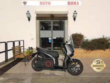 SEAT MO E SCOOTER 125 
Immatricolato 2021, 11Cv/7Kw, 11.500Km.
*** Scooter Unicoproprietario ***  
Con: Motore elettrico, computer di bordo, 3 mappature Eco/City/Sport, presa Usb, gancio porta oggetti, ampio vano sottosella, Forcella anteriore a steli tradizionali, Monoammortizzatore, freno a disco anteriore da 260mm e da 240mm al posteriore, cerchi da 15â€ anteriore e da 14â€ al posteriore, Batteria Ioni di litio 5,6 kWh estraibile, parabrezza Isotta. 

Rimangono sempre esclusi i costi : 
-del passaggio di proprietÃ  pari ad euro 200,00.
-messa su strada pari ad euro 300,00 che include l'attivazione della garanzia di 12 mesi completa, all' occorrenza controlli e/o tagliando completo preconsegna (olio,filtro olio, filtro aria e tutti i componenti necessari al ripristino), 12 mesi di garanzia estendibili a 24/36mesi in base al veicolo e copre i componenti non soggetti ad usura (dettagli in sede).

I NOSTRI SERVIZI : 
-Acquisto diretto con pagamento immediato 
-conto vendita
-vendita auto, moto e scooter usati e garantiti
-vendita veicoli d'epoca
-permuta auto con moto e viceversa
-noleggio breve e lungo termine
-finanziamenti personalizzati (rata costante,mini e  maxi rate, leasing)
-assistenza post-vendita con societÃ  di garanzie e officine partner
-assicurazioni
-consulenze e stime per acquisti tra privati

VISITA il nostro sito internet: automotousateroma.it oppure scarica la nostra App: automotousateroma dall' Apple store o Play store per restare aggiornato sui nostri ultimi arrivi.

VIENI A TROVARCI PER VEDERE DAL VIVO QUESTO VEICOLO :
Auto Moto Usate Roma s.r.l.Via Appia Nuova 23, 00047, Marino (RM) (adiacente Sorelle Ramonda)

*************

HAI UNA PERMUTA?
compila il form sull'App o nel nostro sito automotousateroma.it
oppure inviaci foto e descrizione (modello anno km motore ...)
al nostro numero whatsapp : Cell. 366-6562866 o 351-4646876 Fisso 06-7215841 e-mail :  info@automotousateroma.it

*************
La Auto Moto Usate Roma Srl declina ogni responsabilitÃ  per eventuali involontarie incongruenze che non rappresentano in alcun modo un impegno contrattuale e invitano i clienti a verificare sempre dal vivo la correttezza dei dati che potrebbero non coincidere con lâ€™effettivo equipaggiamento del veicolo spesso dovuto alla incompatibilitÃ  dei dati trasmessi sulle varie piattaforme web.