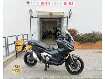 HONDA X-ADV 750 DCT

Immatricolato 2024, 745cc, 6.100Km, 59Cv 43Kw, Euro5.

*** Unico proprietario ***

Con: Motore Bicilindrico in linea, cambio automatio sequenziale a 6 rapporti, computer di bordo, Abs, faro a Led, 4 mappature motore Standard Gravel User Sport Rain, raffreddamento a liquido, cupolino regolabile, freno a mano, chiave Keyless, vano retro scudo, Forcella rovesciata da 41 mm, regolabile nel precarico molla e in estensione idraulica, Monoammortizzatore con Pro-Link, regolabile nel precarico molla, vano sotto sella, doppio cavalletto, trasmissione finale a catena, freni a disco da 296mm anteriore e da 240mm al posteriore, cerchia a raggi da 17â€œ anteriore e da 15â€ al posteriore.

Il prezzo proposto di euro 9.400,00euro Ã¨ legato alla promozione web che prevede un acquisto tramite finanziamento di intero importo, Info in sede.

Il prezzo a Listino senza promo Ã¨ di euro 10.400,00.

Rimangono sempre esclusi i costi :

-del passaggio di proprietÃ  pari ad euro 200,00.

-messa su strada pari ad euro 200,00 che include l'attivazione della garanzia di 12 mesi completa, all' occorrenza controlli e o tagliando completo preconsegna (olio,filtro olio, filtro aria e tutti i componenti necessari al ripristino), 12 mesi di garanzia estendibili a 24 36mesi in base al veicolo e copre i componenti non soggetti ad usura (dettagli in sede).

I NOSTRI SERVIZI :
-Acquisto diretto con pagamento immediato
-conto vendita
-vendita auto, moto e scooter usati e garantiti
-vendita veicoli d'epoca
-permuta auto con moto e viceversa
-noleggio breve e lungo termine
-finanziamenti personalizzati (rata costante,mini e maxi rate, leasing)
-assistenza post-vendita con societÃ  di garanzie e officine partner
-assicurazioni
-consulenze e stime per acquisti tra privati

VISITA il nostro sito internet: automotousateroma.it oppure scarica la nostra App: automotousateroma dall' Apple store o Play store per restare aggiornato sui nostri ultimi arrivi.

VIENI A TROVARCI PER VEDERE DAL VIVO QUESTO VEICOLO :
Auto Moto Usate Roma s.r.l.Via Appia Nuova 23, 00047, Marino (RM) (adiacente Sorelle Ramonda)

*************

HAI UNA PERMUTA?
compila il form sull'App o nel nostro sito automotousateroma.it
oppure inviaci foto e descrizione (modello anno km motore ...)
al nostro numero whatsapp : Cell. 366-6562866 o 351-4646876 Fisso 06-7215841 e-mail : info@automotousateroma.it

*************
La Auto Moto Usate Roma Srl declina ogni responsabilitÃ  per eventuali involontarie incongruenze che non rappresentano in alcun modo un impegno contrattuale e invitano i clienti a verificare sempre dal vivo la correttezza dei dati che potrebbero non coincidere con lâ€™effettivo equipaggiamento del veicolo spesso dovuto alla incompatibilitÃ  dei dati trasmessi sulle varie piattaforme web.