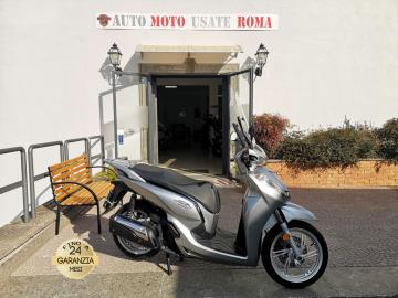 HONDA SH 300i ABS

Immatricolato 2019, 279cc, 11.600Km, 25Cv 19Kw, Euro4.

Con: Motore monocilindrico, cambio automatio, computer di bordo, Abs, faro a Led, raffreddamento a liquido, chiave Keyless, vano retro scudo, ampio vano sotto sella, doppio cavalletto, trasmissione finale a cinghia, presa a 12V, parabrezza Isotta, freni a disco da 256mm anteriore e posteriore, cerchia da 16â€œ.

Rimangono sempre esclusi i costi :

-del passaggio di proprietÃ  pari ad euro 200,00.

-messa su strada pari ad euro 300,00 che include l'attivazione della garanzia di 12 mesi completa, all' occorrenza controlli e o tagliando completo preconsegna (olio,filtro olio, filtro aria e tutti i componenti necessari al ripristino), 12 mesi di garanzia estendibili a 24 36mesi in base al veicolo e copre i componenti non soggetti ad usura (dettagli in sede).

I NOSTRI SERVIZI :
-Acquisto diretto con pagamento immediato
-conto vendita
-vendita auto, moto e scooter usati e garantiti
-vendita veicoli d'epoca
-permuta auto con moto e viceversa
-noleggio breve e lungo termine
-finanziamenti personalizzati (rata costante,mini e maxi rate, leasing)
-assistenza post-vendita con societÃ  di garanzie e officine partner
-assicurazioni
-consulenze e stime per acquisti tra privati

VISITA il nostro sito internet: automotousateroma.it oppure scarica la nostra App: automotousateroma dall' Apple store o Play store per restare aggiornato sui nostri ultimi arrivi.

VIENI A TROVARCI PER VEDERE DAL VIVO QUESTO VEICOLO :
Auto Moto Usate Roma s.r.l.Via Appia Nuova 23, 00047, Marino (RM) (adiacente Sorelle Ramonda)

*************

HAI UNA PERMUTA?
compila il form sull'App o nel nostro sito automotousateroma.it
oppure inviaci foto e descrizione (modello anno km motore ...)
al nostro numero whatsapp : Cell. 366-6562866 o 351-4646876 Fisso 06-7215841 e-mail : info@automotousateroma.it

*************
La Auto Moto Usate Roma Srl declina ogni responsabilitÃ  per eventuali involontarie incongruenze che non rappresentano in alcun modo un impegno contrattuale e invitano i clienti a verificare sempre dal vivo la correttezza dei dati che potrebbero non coincidere con lâ€™effettivo equipaggiamento del veicolo spesso dovuto alla incompatibilitÃ  dei dati trasmessi sulle varie piattaforme web.
