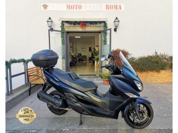 SUZUKI BURGMAN AN 400 ABS 
Immatricolato 2019, 400cc, 35.790Km, 33Cv/24Kw, Euro4. 
*** Scooter secondo proprietario, tutti i tagliandi fatturati *** 

Il prezzo proposto di euro 3.900,00 Ã¨ legato alla promozione web che prevede un acquisto tramite finanziamento, Info in sede.
Il prezzo a Listino senza promo e senza vincoli Ã¨ di euro 4.300,00.

Rimangono sempre esclusi i costi : 
-del passaggio di proprietÃ  pari ad euro 200,00.
-messa su strada pari ad euro 300,00 che include l'attivazione della garanzia di 12 mesi completa, all' occorrenza controlli e/o tagliando completo preconsegna (olio,filtro olio, filtro aria e tutti i componenti necessari al ripristino), 12 mesi di garanzia estendibili a 24/36mesi in base al veicolo e copre i componenti non soggetti ad usura (dettagli in sede).

Descrizione del mezzo: Motore Monocilindrico, cambio automatico con variatore, Abs, raffreddamento a Liquido, doppio vano retro scudo, freno a mano, ampio vano sottosella, doppio cavalletto, Forcella telescopica da 41 mm, Mono ammortizzatore Link-tipe con pre-carico molla regolabile in 7 scatti, doppio freno a disco anteriore da 260mm e da 210mm al posteriore, cerchi da 15â€ anteriore e da 13â€ al posteriore. 

Accessoriato con: Bauletto kappa, coperta Tucano. 

I NOSTRI SERVIZI : 
-Acquisto diretto con pagamento immediato 
-conto vendita
-vendita auto, moto e scooter usati e garantiti
-vendita veicoli d'epoca
-permuta auto con moto e viceversa
-noleggio breve e lungo termine
-finanziamenti personalizzati (rata costante,mini e  maxi rate, leasing)
-assistenza post-vendita con societÃ  di garanzie e officine partner
-assicurazioni
-consulenze e stime per acquisti tra privati

VISITA il nostro sito internet: automotousateroma.it oppure scarica la nostra App: automotousateroma dall' Apple store o Play store per restare aggiornato sui nostri ultimi arrivi.

VIENI A TROVARCI PER VEDERE DAL VIVO QUESTO VEICOLO :
Auto Moto Usate Roma s.r.l.Via Appia Nuova 23, 00047, Marino (RM) (adiacente Sorelle Ramonda)

*************

HAI UNA PERMUTA?
compila il form sull'App o nel nostro sito automotousateroma.it
oppure inviaci foto e descrizione (modello anno km motore ...)
al nostro numero whatsapp : Cell. 366-6562866 o 351-4646876 Fisso 06-7215841 e-mail :  info@automotousateroma.it

*************
La Auto Moto Usate Roma Srl declina ogni responsabilitÃ  per eventuali involontarie incongruenze che non rappresentano in alcun modo un impegno contrattuale e invitano i clienti a verificare sempre dal vivo la correttezza dei dati che potrebbero non coincidere con lâ€™effettivo equipaggiamento del veicolo spesso dovuto alla incompatibilitÃ  dei dati trasmessi sulle varie piattaforme web.