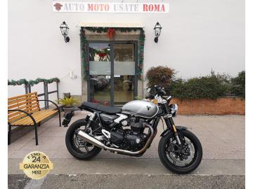 TRIUMPH SPEED TWIN 1200

Immatricolata 2024, 1200cc, 100Cv 77Kw, 3.100Km, Euro5+.

*** Moto Unicoproprietario â€“ Garanzia Ufficiale fino al 2026, estendibili per altri 2 anni ***

Il prezzo proposto di euro 9.900,00 Ã¨ legato alla promozione web che prevede un acquisto tramite finanziamento, Info in sede.

Il prezzo a Listino senza promo e senza vincoli Ã¨ di euro 10.900,00.

Rimangono sempre esclusi i costi :

-del passaggio di proprietÃ  pari ad euro 200,00.

-messa su strada pari ad euro 300,00 che include l'attivazione della garanzia di 12 mesi completa, all' occorrenza controlli e o tagliando completo preconsegna (olio,filtro olio, filtro aria e tutti i componenti necessari al ripristino), 12 mesi di garanzia estendibili a 24 36mesi in base al veicolo e copre i componenti non soggetti ad usura (dettagli in sede).

Descrizione del mezzo: Motore Bicilindrico in linea, cambio manuale a 6 rapporti, Abs, computer di bordo, contamarce, faro a Led, Mappature motore Road Rain, raffreddamento a Liquido, Forcella a steli rovesciati Marzocchi da 43mm, Doppio ammortizzatore con precarico regolabile, freni a disco anteriori da 320mm e da 220mm al posteriore, cerchi da 17â€.

I NOSTRI SERVIZI :
-Acquisto diretto con pagamento immediato
-conto vendita
-vendita auto, moto e scooter usati e garantiti
-vendita veicoli d'epoca
-permuta auto con moto e viceversa
-noleggio breve e lungo termine
-finanziamenti personalizzati (rata costante,mini e maxi rate, leasing)
-assistenza post-vendita con societÃ  di garanzie e officine partner
-assicurazioni
-consulenze e stime per acquisti tra privati

VISITA il nostro sito internet: automotousateroma.it oppure scarica la nostra App: automotousateroma dall' Apple store o Play store per restare aggiornato sui nostri ultimi arrivi.

VIENI A TROVARCI PER VEDERE DAL VIVO QUESTO VEICOLO :
Auto Moto Usate Roma s.r.l.Via Appia Nuova 23, 00047, Marino (RM) (adiacente Sorelle Ramonda)

*************

HAI UNA PERMUTA?
compila il form sull'App o nel nostro sito automotousateroma.it
oppure inviaci foto e descrizione (modello anno km motore ...)
al nostro numero whatsapp : Cell. 366-6562866 o 351-4646876 Fisso 06-7215841 e-mail : info@automotousateroma.it

*************
La Auto Moto Usate Roma Srl declina ogni responsabilitÃ  per eventuali involontarie incongruenze che non rappresentano in alcun modo un impegno contrattuale e invitano i clienti a verificare sempre dal vivo la correttezza dei dati che potrebbero non coincidere con lâ€™effettivo equipaggiamento del veicolo spesso dovuto alla incompatibilitÃ  dei dati trasmessi sulle varie piattaforme web.