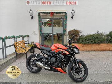 TRIUMPH STREET TRIPLE 765 R 35 kW
Immatricolata 2024, 765cc, 35Kw, 20.500Km, Euro5+.
*** Moto Unicoproprietario â€“ Garanzia Ufficiale fino al 2026, estendibili per altri 2 anni *** 
** Depotenziata a Libretto a 35kw ** 

Il prezzo proposto di euro 7.400,00 Ã¨ legato alla promozione web che prevede un acquisto tramite finanziamento, Info in sede.
Il prezzo a Listino senza promo e senza vincoli Ã¨ di euro 8.200,00.

Rimangono sempre esclusi i costi : 
-del passaggio di proprietÃ  pari ad euro 200,00.
-messa su strada pari ad euro 300,00 che include l'attivazione della garanzia di 12 mesi completa, all' occorrenza controlli e/o tagliando completo preconsegna (olio,filtro olio, filtro aria e tutti i componenti necessari al ripristino), 12 mesi di garanzia estendibili a 24/36mesi in base al veicolo e copre i componenti non soggetti ad usura (dettagli in sede).

Descrizione del mezzo: Motore Tricilindrico in linea, cambio manuale a 6 rapporti, Abs, computer di bordo, contamarce, faro a Led, 4 Mappature motore Road/Rain/Rider/Sport, raffreddamento a Liquido, Forcelle Showa a steli rovesciati da 41mm con funzioni separate (SFF), smorzamento in compressione ed estensione regolabili, Monoammortizzatore Showa con serbatoio piggyback, regolabile in compressione, estensione e precarico, doppio disco anteriore da 310mm e da 220mm al posteriore, cerchi da 17â€. 
Accessoriata con: Tamponi ruota anteriore, tamponi motore, copri karter, unghia monoposto, porta targa, specchietti a manubrio, talloni pedane in carbonio.  

I NOSTRI SERVIZI : 
-Acquisto diretto con pagamento immediato 
-conto vendita
-vendita auto, moto e scooter usati e garantiti
-vendita veicoli d'epoca
-permuta auto con moto e viceversa
-noleggio breve e lungo termine
-finanziamenti personalizzati (rata costante,mini e  maxi rate, leasing)
-assistenza post-vendita con societÃ  di garanzie e officine partner
-assicurazioni
-consulenze e stime per acquisti tra privati

VISITA il nostro sito internet: automotousateroma.it oppure scarica la nostra App: automotousateroma dall' Apple store o Play store per restare aggiornato sui nostri ultimi arrivi.

VIENI A TROVARCI PER VEDERE DAL VIVO QUESTO VEICOLO :
Auto Moto Usate Roma s.r.l.Via Appia Nuova 23, 00047, Marino (RM) (adiacente Sorelle Ramonda)

*************

HAI UNA PERMUTA?
compila il form sull'App o nel nostro sito automotousateroma.it
oppure inviaci foto e descrizione (modello anno km motore ...)
al nostro numero whatsapp : Cell. 366-6562866 o 351-4646876 Fisso 06-7215841 e-mail :  info@automotousateroma.it

*************
La Auto Moto Usate Roma Srl declina ogni responsabilitÃ  per eventuali involontarie incongruenze che non rappresentano in alcun modo un impegno contrattuale e invitano i clienti a verificare sempre dal vivo la correttezza dei dati che potrebbero non coincidere con lâ€™effettivo equipaggiamento del veicolo spesso dovuto alla incompatibilitÃ  dei dati trasmessi sulle varie piattaforme web.