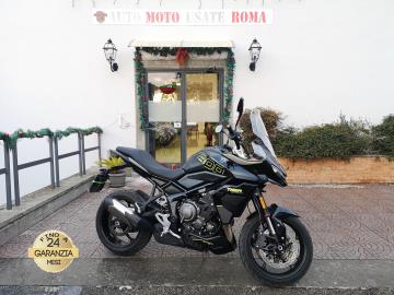 TRIUMPH TIGER SPORT 800 
Immatricolata 2025, 798cc, 115Cv/85kW, 8.500Km, Euro5+.
*** Moto Unicoproprietario â€“ Garanzia Ufficiale fino al 2026, estendibili per altri 2 anni ***
** Colorazione Sapphire Black ** 

Il prezzo proposto di euro 8.900,00 Ã¨ legato alla promozione web che prevede un acquisto tramite finanziamento, Info in sede.
Il prezzo a Listino senza promo e senza vincoli Ã¨ di euro 9.900,00.

Rimangono sempre esclusi i costi : 
-del passaggio di proprietÃ  pari ad euro 200,00.
-messa su strada pari ad euro 300,00 che include l'attivazione della garanzia di 12 mesi completa, all' occorrenza controlli e/o tagliando completo preconsegna (olio,filtro olio, filtro aria e tutti i componenti necessari al ripristino), 12 mesi di garanzia estendibili a 24/36mesi in base al veicolo e copre i componenti non soggetti ad usura (dettagli in sede).

Descrizione del mezzo: Motore Tricilindrico in linea, cambio manuale a 6 rapporti, Abs, computer di bordo, contamarce, faro a Led, 3 Mappature motore Road/Rain/Sport, raffreddamento a Liquido, Forcella Showa a steli rovesciati da 41mm regolabile in compressione ed estensione, monoammortizzatore Showa regolabile nel precarico, doppio freno a disco anteriore da 310mm e da 255mm al posteriore, cerchi da 17â€. 

Accessoriata con: Cruise control, Triumph Shift Assist. 

I NOSTRI SERVIZI : 
-Acquisto diretto con pagamento immediato 
-conto vendita
-vendita auto, moto e scooter usati e garantiti
-vendita veicoli d'epoca
-permuta auto con moto e viceversa
-noleggio breve e lungo termine
-finanziamenti personalizzati (rata costante,mini e  maxi rate, leasing)
-assistenza post-vendita con societÃ  di garanzie e officine partner
-assicurazioni
-consulenze e stime per acquisti tra privati

VISITA il nostro sito internet: automotousateroma.it oppure scarica la nostra App: automotousateroma dall' Apple store o Play store per restare aggiornato sui nostri ultimi arrivi.

VIENI A TROVARCI PER VEDERE DAL VIVO QUESTO VEICOLO :
Auto Moto Usate Roma s.r.l.Via Appia Nuova 23, 00047, Marino (RM) (adiacente Sorelle Ramonda)

*************

HAI UNA PERMUTA?
compila il form sull'App o nel nostro sito automotousateroma.it
oppure inviaci foto e descrizione (modello anno km motore ...)
al nostro numero whatsapp : Cell. 366-6562866 o 351-4646876 Fisso 06-7215841 e-mail :  info@automotousateroma.it

*************
La Auto Moto Usate Roma Srl declina ogni responsabilitÃ  per eventuali involontarie incongruenze che non rappresentano in alcun modo un impegno contrattuale e invitano i clienti a verificare sempre dal vivo la correttezza dei dati che potrebbero non coincidere con lâ€™effettivo equipaggiamento del veicolo spesso dovuto alla incompatibilitÃ  dei dati trasmessi sulle varie piattaforme web.