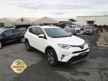 TOYOTA RAV4 2.5 Full Hybrid (HEV) 2WD BUSINESS
Immatricolata 30/07/2018, 2494cc, 197Cv/143Kw Termico + ibrido, 88.300Km, 5porte/5posti, Euro6C. 
*** Auto Unicoproprietario, km certificati, tagliandata ***  

Il prezzo proposto di euro 16.400,00 Ã¨ legato alla promozione web che prevede un acquisto tramite finanziamento, Info in sede.
Il prezzo a Listino senza promo e senza vincoli Ã¨ di euro 18.400,00.

Rimangono sempre esclusi i costi : 
-del passaggio di proprietÃ  pari ad euro 700,00.
-messa su strada pari ad euro 300,00 che include l'attivazione della garanzia di 12 mesi completa, all'occorrenza controlli e/o tagliando completo preconsegna (olio,filtro olio, filtro aria e tutti i componenti necessari al ripristino ivi compresi kit distribuzione), kit ruota di scorta o kit gonfiaggio, 12 mesi di garanzia estendibili a 24/36mesi in base al veicolo e copre i componenti non soggetti ad usura (dettagli in sede).

Descrizione del mezzo: Motore a 4 cilindri, cambio automatico CVT, Abs, Esp, computer di bordo multifunzione, Display multi-informazioni TFT a colori da 4,2