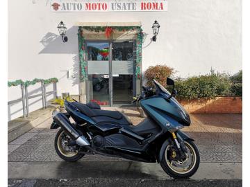 YAMAHA T-MAX 530 IRON MAX 
Immatricolato 2015, 530cc, 91.000Km, 47Cv/34Kw, Euro3.
*** Unico proprietario, motore revisionato *** 

Il prezzo proposto di euro 4.900,00 Ã¨ legato alla promozione web che prevede un acquisto tramite finanziamento, Info in sede.
Il prezzo a Listino senza promo e senza vincoli Ã¨ di euro 5.500,00.

Rimangono sempre esclusi i costi : 
-del passaggio di proprietÃ  pari ad euro 200,00.
-messa su strada pari ad euro 400,00 che include l'attivazione della garanzia di 12 mesi completa, all' occorrenza controlli e/o tagliando completo preconsegna (olio,filtro olio, filtro aria e tutti i componenti necessari al ripristino), 12 mesi di garanzia estendibili a 24/36mesi in base al veicolo e copre i componenti non soggetti ad usura (dettagli in sede).

Di serie: Motore Bicilindrico, Abs, raffreddamento a Liquido, vano retroscudo e vano sottosella, doppio cavalletto, freno a mano, Forcella telescopica, doppio freni a disco da 267mm anteriori e da 282mm posteriori, cerchi da 15â€.  
Lavori eseguiti: Frizione nuova, pistone e cilindro nuovi, cinghia esterna sostituita.

I NOSTRI SERVIZI : 
-Acquisto diretto con pagamento immediato 
-conto vendita
-vendita auto, moto e scooter usati e garantiti
-vendita veicoli d'epoca
-permuta auto con moto e viceversa
-noleggio breve e lungo termine
-finanziamenti personalizzati (rata costante,mini e  maxi rate, leasing)
-assistenza post-vendita con societÃ  di garanzie e officine partner
-assicurazioni
-consulenze e stime per acquisti tra privati

VISITA il nostro sito internet: automotousateroma.it oppure scarica la nostra App: automotousateroma dall' Apple store o Play store per restare aggiornato sui nostri ultimi arrivi.

VIENI A TROVARCI PER VEDERE DAL VIVO QUESTO VEICOLO :
Auto Moto Usate Roma s.r.l.Via Appia Nuova 23, 00047, Marino (RM) (adiacente Sorelle Ramonda)

*************

HAI UNA PERMUTA?
compila il form sull'App o nel nostro sito automotousateroma.it
oppure inviaci foto e descrizione (modello anno km motore ...)
al nostro numero whatsapp : Cell. 366-6562866 o 351-4646876 Fisso 06-7215841 e-mail :  info@automotousateroma.it

*************
La Auto Moto Usate Roma Srl declina ogni responsabilitÃ  per eventuali involontarie incongruenze che non rappresentano in alcun modo un impegno contrattuale e invitano i clienti a verificare sempre dal vivo la correttezza dei dati che potrebbero non coincidere con lâ€™effettivo equipaggiamento del veicolo spesso dovuto alla incompatibilitÃ  dei dati trasmessi sulle varie piattaforme web.