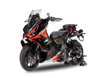 ITALJET DRAGSTER 459

Prezzo listino 9.900euro + messa su strada di 350euro.

* Garanzia ufficiale 2 Anni! *

PossibilitÃ  di finanziamento (Senza anticipo, Maxi rata, personalizzato).

L'Italjet Dragster 459 Twin SmartShift Ã¨ una delle novitÃ  piÃ¹ esclusive presentate a EICMA 2025.

Motore: Bicilindrico parallelo da 449cc, 48 CV (35 kW) â€“ Guidabile con Patente A2.
Trasmissione SmartShift: Cambio elettronico intelligente senza frizione (funzionamento automatico o sequenziale tramite tasti al manubrio). Sensazioni da cambio manuale, comoditÃ  da scooter.
Sistema ISAS: Sospensione posteriore con regolazione della rigiditÃ  brevettata (tecnologia derivata dalla MotoGP).
Ciclistica Top: Forcella Marzocchi regolabile, impianto frenante completo Brembo con doppio disco anteriore da 270mm e ABS.
Peso: Solo 180kg in ordine di marcia â€“ Rapporto peso potenza incredibile.

Vieni a vederlo e a provarlo!

I NOSTRI SERVIZI :
-Acquisto diretto con pagamento immediato
-conto vendita
-vendita auto, moto e scooter usati e garantiti
-vendita veicoli d'epoca
-permuta auto con moto e viceversa
-noleggio breve e lungo termine
-finanziamenti personalizzati (rata costante,mini e maxi rate, leasing)
-assistenza post-vendita con societÃ  di garanzie e officine partner
-assicurazioni
-consulenze e stime per acquisti tra privati

VISITA il nostro sito internet: automotousateroma.it oppure scarica la nostra App: automotousateroma dall' Apple store o Play store per restare aggiornato sui nostri ultimi arrivi.

VIENI A TROVARCI PER VEDERE DAL VIVO QUESTO VEICOLO: Auto Moto Usate Roma s.r.l.Via Appia Nuova 23, 00047, Marino (RM) (adiacente Sorelle Ramonda).

HAI UNA PERMUTA? compila il form sull'App o nel nostro sito automotousateroma.it oppure inviaci foto e descrizione (modello anno km motore ...) al nostro numero whatsapp : Cell. 366-6562866 o 351-4646876 Fisso 06-7215841 e-mail : info@automotousateroma.it

La Auto Moto Usate Roma Srl declina ogni responsabilitÃ  per eventuali involontarie incongruenze che non rappresentano in alcun modo un impegno contrattuale e invitano i clienti a verificare sempre dal vivo la correttezza dei dati che potrebbero non coincidere con lâ€™effettivo equipaggiamento del veicolo spesso dovuto alla incompatibilitÃ  dei dati trasmessi sulle varie piattaforme web. 