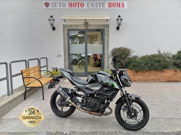 KAWASAKI Z 500 
Immatricolato 2025, 451cc, 46Cv/33Kw, 8.500Km, Euro5+.  

*** Moto UNICOPROPRIETARIO â€“ Garanzia Ufficiale fino al 2027 ***

Il prezzo proposto di euro 4.400,00 Ã¨ legato alla promozione web che prevede un acquisto tramite finanziamento di intero importo. Info in sede.

Il prezzo a Listino senza promo Ã¨ di euro 4.900,00. 

Rimangono sempre esclusi i costi :
-del passaggio di proprietÃ  pari ad euro 200,00
-messa su strada pari ad euro 200,00 che include l'attivazione della garanzia di 12 mesi completa, all' occorrenza controlli e/o tagliando completo preconsegna (olio,filtro olio, filtro aria e tutti i componenti necessari al ripristino), 12 mesi di garanzia estendibili a 24/36mesi in base al veicolo e copre i componenti non soggetti ad usura (dettagli in sede).

Di serie: Motore Bicilindrico in linea, cambio manuale a 6 rapporti, Abs, computer di bordo, raffreddamento a Liquido, strumentazione Lcd con contamarce, capacitÃ  serbatoio 14Lt, Struttura a traliccio con tubi di acciaio ad alta resistenza, Forcella telescopica da 41 mm, Forcellone oscillante con monoammortizzatore centrale regolabile, freni a disco da 310 mm anteriore e da 220 mm posteriore, cerchi da 17â€.
Accessoriata con: Terminale Arrow, tamponi paramotore, antifurto Patroll.

I NOSTRI SERVIZI : 
-Acquisto diretto con pagamento immediato 
-conto vendita
-vendita auto, moto e scooter usati e garantiti
-vendita veicoli d'epoca
-permuta auto con moto e viceversa
-noleggio breve e lungo termine
-finanziamenti personalizzati (rata costante,mini e  maxi rate, leasing)
-assistenza post-vendita con societÃ  di garanzie e officine partner
-assicurazioni
-consulenze e stime per acquisti tra privati

VISITA il nostro sito internet: automotousateroma.it oppure scarica la nostra App: automotousateroma dall' Apple store o Play store per restare aggiornato sui nostri ultimi arrivi.

VIENI A TROVARCI PER VEDERE DAL VIVO QUESTO VEICOLO :
Auto Moto Usate Roma s.r.l.Via Appia Nuova 23, 00047, Marino (RM) (adiacente Sorelle Ramonda)

*************

HAI UNA PERMUTA?
compila il form sull'App o nel nostro sito automotousateroma.it
oppure inviaci foto e descrizione (modello anno km motore ...)
al nostro numero whatsapp : Cell. 366-6562866 o 351-4646876 Fisso 06-7215841 e-mail :  info@automotousateroma.it

*************
La Auto Moto Usate Roma Srl declina ogni responsabilitÃ  per eventuali involontarie incongruenze che non rappresentano in alcun modo un impegno contrattuale e invitano i clienti a verificare sempre dal vivo la correttezza dei dati che potrebbero non coincidere con lâ€™effettivo equipaggiamento del veicolo spesso dovuto alla incompatibilitÃ  dei dati trasmessi sulle varie piattaforme web.