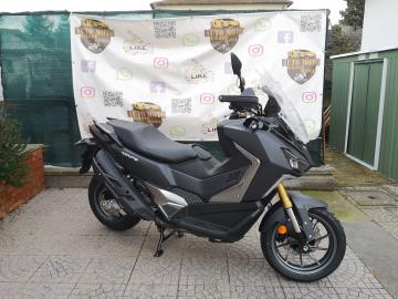 SYM ADX TG 400
L'Avventura non ha piÃ¹ confini, CittÃ  o sterrato? PerchÃ© scegliere.... il nuovo ADX TG 400 Ã¨ il crossover definitivo, progettato per chi vuole distinguersi nel traffico urbano e non vuole fermarsi dove finisce l'asfalto.

Con un look aggressivo e una tecnologia da vera moto, Ã¨ pronto a portarti ovunque.
Performance e Ciclistica da Top Class

Il cuore dell'ADX TG 400 Ã¨ la sua innovativa tecnologia Symechanism, che garantisce un bilanciamento dei pesi perfetto:
Forcellone in alluminio a bracci differenziati: Una raritÃ  nel segmento, per una trazione e una stabilitÃ  da moto vera.
Sospensione posteriore Multi-link: Comfort eccezionale sulle buche cittadine e massimo controllo sui terreni sconnessi.
Motore 400cc Hi-Tech: Brillante, parco nei consumi e giÃ  omologato Euro 5+.
Pneumatici Dual-Sport: Pronti per ogni superficie.
Equipaggiamento Full Optional
Sicurezza: ABS Bosch a due canali e Sistema di Controllo Trazione (TCS) disinseribile.
Illuminazione: Gruppo ottico Full LED con firma luminosa distintiva.
Comfort: Parabrezza regolabile, paramani di serie e sella spaziosa per pilota e passeggero.
Tecnologia: Display a colori TFT con connettivitÃ , sistema Keyless completo e presa USB per i tuoi dispositivi.

Offerta Promozionale
Prezzo: â‚¬ 7.299,00 f.c. In PROMO fino al 31 01 2026 a 6.999,00 â‚¬ f.c. + 350,00 â‚¬ Immatricolazione
Garanzia: 4 anni di garanzia ufficiale SYM inclusi.
Assistenza: 4 anni di soccorso stradale gratuito.

I NOSTRI SERVIZI : -Acquisto diretto con pagamento immediato -conto vendita -vendita auto, moto e scooter usati e garantiti -vendita veicoli d'epoca -permuta auto con moto e viceversa -noleggio breve e lungo termine -finanziamenti personalizzati (rata costante,mini e maxi rate, leasing) -assistenza post-vendita con societÃ  di garanzie e officine partner -assicurazioni -consulenze e stime per acquisti tra privati

VISITA il nostro sito internet: automotousateroma.it oppure scarica la nostra App: automotousateroma dall' Apple store o Play store per restare aggiornato sui nostri ultimi arrivi.

VIENI A TROVARCI PER VEDERE DAL VIVO QUESTO VEICOLO : Auto Moto Usate Roma s.r.l.Via Appia Nuova 23, 00047, Marino (RM) (adiacente Sorelle Ramonda).

HAI UNA PERMUTA? compila il form sull'App o nel nostro sito automotousateroma.it oppure inviaci foto e descrizione (modello anno km motore ...) al nostro numero whatsapp : Cell. 366-6562866 o 351-4646876 Fisso 06-7215841 e-mail : info@automotousateroma.it

La Auto Moto Usate Roma Srl declina ogni responsabilitÃ  per eventuali involontarie incongruenze che non rappresentano in alcun modo un impegno contrattuale e invitano i clienti a verificare sempre dal vivo la correttezza dei dati che potrebbero non coincidere con lâ€™effettivo equipaggiamento del veicolo spesso dovuto alla incompatibilitÃ  dei dati trasmessi sulle varie piattaforme web. 