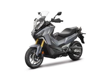 SYM ADX TG 400
L'Avventura non ha piÃ¹ confini, CittÃ  o sterrato? PerchÃ© scegliere.... il nuovo ADX TG 400 Ã¨ il crossover definitivo, progettato per chi vuole distinguersi nel traffico urbano e non vuole fermarsi dove finisce l'asfalto.

Con un look aggressivo e una tecnologia da vera moto, Ã¨ pronto a portarti ovunque.
Performance e Ciclistica da Top Class

Il cuore dell'ADX TG 400 Ã¨ la sua innovativa tecnologia Symechanism, che garantisce un bilanciamento dei pesi perfetto:
Forcellone in alluminio a bracci differenziati: Una raritÃ  nel segmento, per una trazione e una stabilitÃ  da moto vera.
Sospensione posteriore Multi-link: Comfort eccezionale sulle buche cittadine e massimo controllo sui terreni sconnessi.
Motore 400cc Hi-Tech: Brillante, parco nei consumi e giÃ  omologato Euro 5+.
Pneumatici Dual-Sport: Pronti per ogni superficie.
Equipaggiamento Full Optional
Sicurezza: ABS Bosch a due canali e Sistema di Controllo Trazione (TCS) disinseribile.
Illuminazione: Gruppo ottico Full LED con firma luminosa distintiva.
Comfort: Parabrezza regolabile, paramani di serie e sella spaziosa per pilota e passeggero.
Tecnologia: Display a colori TFT con connettivitÃ , sistema Keyless completo e presa USB per i tuoi dispositivi.

Offerta Promozionale
Prezzo: â‚¬ 7.299,00 f.c. In PROMO fino al 31 01 2026 a 6.999,00 â‚¬ f.c. + 350,00 â‚¬ Immatricolazione
Garanzia: 4 anni di garanzia ufficiale SYM inclusi.
Assistenza: 4 anni di soccorso stradale gratuito.

I NOSTRI SERVIZI : -Acquisto diretto con pagamento immediato -conto vendita -vendita auto, moto e scooter usati e garantiti -vendita veicoli d'epoca -permuta auto con moto e viceversa -noleggio breve e lungo termine -finanziamenti personalizzati (rata costante,mini e maxi rate, leasing) -assistenza post-vendita con societÃ  di garanzie e officine partner -assicurazioni -consulenze e stime per acquisti tra privati

VISITA il nostro sito internet: automotousateroma.it oppure scarica la nostra App: automotousateroma dall' Apple store o Play store per restare aggiornato sui nostri ultimi arrivi.

VIENI A TROVARCI PER VEDERE DAL VIVO QUESTO VEICOLO : Auto Moto Usate Roma s.r.l.Via Appia Nuova 23, 00047, Marino (RM) (adiacente Sorelle Ramonda).

HAI UNA PERMUTA? compila il form sull'App o nel nostro sito automotousateroma.it oppure inviaci foto e descrizione (modello anno km motore ...) al nostro numero whatsapp : Cell. 366-6562866 o 351-4646876 Fisso 06-7215841 e-mail : info@automotousateroma.it

La Auto Moto Usate Roma Srl declina ogni responsabilitÃ  per eventuali involontarie incongruenze che non rappresentano in alcun modo un impegno contrattuale e invitano i clienti a verificare sempre dal vivo la correttezza dei dati che potrebbero non coincidere con lâ€™effettivo equipaggiamento del veicolo spesso dovuto alla incompatibilitÃ  dei dati trasmessi sulle varie piattaforme web. 