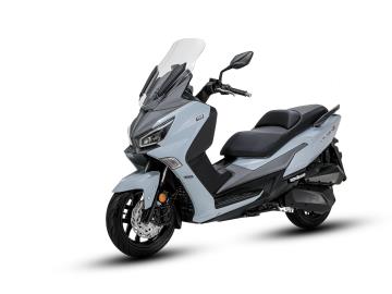 SYM Joymax Z 300 E5+ Il Re del Comfort e della PraticitÃ .

Stai cercando lo scooter perfetto per il commuting urbano e i viaggi fuori porta? Il nuovo Joymax Z 300 nella sua ultima versione Euro 5+ Ã¨ arrivato.

Design sportivo, tecnologia aggiornata e un comfort di guida di categoria superiore.

Caratteristiche Principali:
Motore: Monocilindrico 300cc, brillante e dai consumi ridotti (Omologazione Euro 5+).
Sicurezza: Sistema frenante con ABS a due canali e Controllo di Trazione (TCS) di serie per la massima stabilitÃ  su ogni fondo.

Illuminazione: Gruppo ottico Full LED per una visibilitÃ  perfetta e un look moderno.
Comfort: Parabrezza regolabile, sella ergonomica con schienale passeggero e pedane ampie.

CapacitÃ  di Carico: Vano sottosella XL in grado di ospitare due caschi integrali.
Tecnologia: Display LCD digitale chiaro e completo, porta USB per ricaricare lo smartphone in movimento.


Offerta Promozionale
Prezzo: â‚¬ 4.999,00 f.c. In PROMO fino al 31 01 2026 a 4.399,00 â‚¬ f.c. + 350,00 â‚¬ Immatricolazione.

Garanzia: 4 anni di garanzia ufficiale SYM inclusi.

I NOSTRI SERVIZI : -Acquisto diretto con pagamento immediato -conto vendita -vendita auto, moto e scooter usati e garantiti -vendita veicoli d'epoca -permuta auto con moto e viceversa -noleggio breve e lungo termine -finanziamenti personalizzati (rata costante,mini e maxi rate, leasing) -assistenza post-vendita con societÃ  di garanzie e officine partner -assicurazioni -consulenze e stime per acquisti tra privati

VISITA il nostro sito internet: automotousateroma.it oppure scarica la nostra App: automotousateroma dall' Apple store o Play store per restare aggiornato sui nostri ultimi arrivi.

VIENI A TROVARCI PER VEDERE DAL VIVO QUESTO VEICOLO : Auto Moto Usate Roma s.r.l.Via Appia Nuova 23, 00047, Marino (RM) (adiacente Sorelle Ramonda).

HAI UNA PERMUTA? compila il form sull'App o nel nostro sito automotousateroma.it oppure inviaci foto e descrizione (modello anno km motore ...) al nostro numero whatsapp : Cell. 366-6562866 o 351-4646876 Fisso 06-7215841 e-mail : info@automotousateroma.it

La Auto Moto Usate Roma Srl declina ogni responsabilitÃ  per eventuali involontarie incongruenze che non rappresentano in alcun modo un impegno contrattuale e invitano i clienti a verificare sempre dal vivo la correttezza dei dati che potrebbero non coincidere con lâ€™effettivo equipaggiamento del veicolo spesso dovuto alla incompatibilitÃ  dei dati trasmessi sulle varie piattaforme web. 