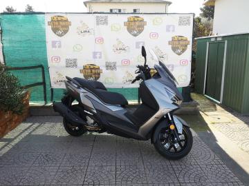 SYM Joymax Z 300 E5+ Il Re del Comfort e della PraticitÃ .

Stai cercando lo scooter perfetto per il commuting urbano e i viaggi fuori porta? Il nuovo Joymax Z 300 nella sua ultima versione Euro 5+ Ã¨ arrivato.

Design sportivo, tecnologia aggiornata e un comfort di guida di categoria superiore.

Caratteristiche Principali:
Motore: Monocilindrico 300cc, brillante e dai consumi ridotti (Omologazione Euro 5+).
Sicurezza: Sistema frenante con ABS a due canali e Controllo di Trazione (TCS) di serie per la massima stabilitÃ  su ogni fondo.

Illuminazione: Gruppo ottico Full LED per una visibilitÃ  perfetta e un look moderno.
Comfort: Parabrezza regolabile, sella ergonomica con schienale passeggero e pedane ampie.

CapacitÃ  di Carico: Vano sottosella XL in grado di ospitare due caschi integrali.
Tecnologia: Display LCD digitale chiaro e completo, porta USB per ricaricare lo smartphone in movimento.


Offerta Promozionale
Prezzo: â‚¬ 4.999,00 f.c. In PROMO a 4.399,00 â‚¬ f.c. + 350,00 â‚¬ Immatricolazione.

Garanzia: 4 anni di garanzia ufficiale SYM inclusi.

I NOSTRI SERVIZI : -Acquisto diretto con pagamento immediato -conto vendita -vendita auto, moto e scooter usati e garantiti -vendita veicoli d'epoca -permuta auto con moto e viceversa -noleggio breve e lungo termine -finanziamenti personalizzati (rata costante,mini e maxi rate, leasing) -assistenza post-vendita con societÃ  di garanzie e officine partner -assicurazioni -consulenze e stime per acquisti tra privati

VISITA il nostro sito internet: automotousateroma.it oppure scarica la nostra App: automotousateroma dall' Apple store o Play store per restare aggiornato sui nostri ultimi arrivi.

VIENI A TROVARCI PER VEDERE DAL VIVO QUESTO VEICOLO : Auto Moto Usate Roma s.r.l.Via Appia Nuova 23, 00047, Marino (RM) (adiacente Sorelle Ramonda).

HAI UNA PERMUTA? compila il form sull'App o nel nostro sito automotousateroma.it oppure inviaci foto e descrizione (modello anno km motore ...) al nostro numero whatsapp : Cell. 366-6562866 o 351-4646876 Fisso 06-7215841 e-mail : info@automotousateroma.it

La Auto Moto Usate Roma Srl declina ogni responsabilitÃ  per eventuali involontarie incongruenze che non rappresentano in alcun modo un impegno contrattuale e invitano i clienti a verificare sempre dal vivo la correttezza dei dati che potrebbero non coincidere con lâ€™effettivo equipaggiamento del veicolo spesso dovuto alla incompatibilitÃ  dei dati trasmessi sulle varie piattaforme web. 
