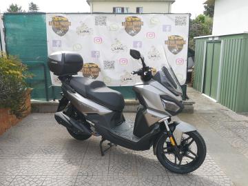 SYM Joyride 300 16 E5+

L'Unico con Pedana Piatta e Ruota da 16 , il re del commuting urbano si evolve.
Il nuovo Joyride 300 versione Euro 5+ Ã¨ la soluzione definitiva per chi cerca praticitÃ  estrema senza rinunciare alle prestazioni.

Nuova Omologazione Euro 5+: Motore 278cc piÃ¹ pulito ed efficiente, con unâ€™erogazione fluida da 26 CV.
Ciclistica Ruota Alta : Cerchio anteriore da 16 per assorbire al meglio buche e pavÃ©, garantendo sicurezza e precisione.
PraticitÃ  da Record: L'unico della sua classe con pedana piatta, ideale per trasportare borse o zaini con facilitÃ .
Comfort Evoluto: Sella ergonomica ridisegnata con supporto lombare e parabrezza regolabile in due posizioni.
Tecnologia e Sicurezza
Keyless 2.0: Avviamento intelligente anche con batteria del telecomando scarica.
Sicurezza Attiva: Sistema TCS (Controllo Trazione) e ABS Bosch a doppio canale di serie.
Full LED: Gruppi ottici anteriori e posteriori ad alta luminositÃ  per la massima visibilitÃ .
Strumentazione LCD: Nuovo display digitale chiaro e intuitivo per avere tutto sotto controllo.
CapacitÃ  di Carico e Dotazioni
Vano Sottosella: Ampio spazio per ospitare due caschi e altri piccoli oggetti.
Vano Anteriore con USB 3.0: Per ricaricare lo smartphone in totale sicurezza.
Bauletto di Serie: La versione E5+ include spesso il bauletto dedicato per massimizzare la versatilitÃ .

Offerta Promozionale
Prezzo: â‚¬ 4.599,00 f.c. In PROMO fino al 31 01 2026 a 4.299,00 â‚¬ f.c. + 350,00 â‚¬ Immatricolazione
Garanzia: 4 anni di garanzia ufficiale SYM inclusi.

I NOSTRI SERVIZI : -Acquisto diretto con pagamento immediato -conto vendita -vendita auto, moto e scooter usati e garantiti -vendita veicoli d'epoca -permuta auto con moto e viceversa -noleggio breve e lungo termine -finanziamenti personalizzati (rata costante,mini e maxi rate, leasing) -assistenza post-vendita con societÃ  di garanzie e officine partner -assicurazioni -consulenze e stime per acquisti tra privati

VISITA il nostro sito internet: automotousateroma.it oppure scarica la nostra App: automotousateroma dall' Apple store o Play store per restare aggiornato sui nostri ultimi arrivi.

VIENI A TROVARCI PER VEDERE DAL VIVO QUESTO VEICOLO : Auto Moto Usate Roma s.r.l.Via Appia Nuova 23, 00047, Marino (RM) (adiacente Sorelle Ramonda).

HAI UNA PERMUTA? compila il form sull'App o nel nostro sito automotousateroma.it oppure inviaci foto e descrizione (modello anno km motore ...) al nostro numero whatsapp : Cell. 366-6562866 o 351-4646876 Fisso 06-7215841 e-mail : info@automotousateroma.it

La Auto Moto Usate Roma Srl declina ogni responsabilitÃ  per eventuali involontarie incongruenze che non rappresentano in alcun modo un impegno contrattuale e invitano i clienti a verificare sempre dal vivo la correttezza dei dati che potrebbero non coincidere con lâ€™effettivo equipaggiamento del veicolo spesso dovuto alla incompatibilitÃ  dei dati trasmessi sulle varie piattaforme web. 
