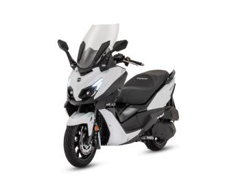 SYM Cruisym 300 E5+ Stile Premium e Potenza Senza Compromessi.

Il nuovo Cruisym 300 Euro 5+ Ã¨ la sintesi perfetta tra design aggressivo, tecnologia all'avanguardia e comfort da prima classe.

Progettato per chi non vuole passare inosservato, sia nel traffico cittadino che nelle gite del weekend.

Punti di Forza:
Look Crossover Linee affilate, finiture in finto carbonio e inserti curati per unâ€™estetica sportiva e ricercata.
Motore Euro 5+ Propulsore 300cc ad alte prestazioni, ottimizzato per massima efficienza e emissioni ridotte.
Tecnologia Smart Sistema Keyless 2.0 per avviamento senza chiavi e strumentazione digitale LCD moderna e leggibile.
Massima Sicurezza ABS Bosch e Traction Control (TCS) per un controllo totale anche sul bagnato.
Comfort Superiore Parabrezza regolabile in due posizioni e specchietti retrovisori ripiegabili con indicatori di direzione LED integrati.
Spazio senza limiti Vano sottosella illuminato per due caschi integrali e presa USB QC 3.0.

Offerta Promozionale
Prezzo: â‚¬ 5.999,00 f.c. In PROMO fino al 31 01 2026 a 5.199,00 â‚¬ f.c. + 350,00 â‚¬ Immatricolazione

Garanzia: 4 anni di garanzia ufficiale SYM inclusi.

I NOSTRI SERVIZI : -Acquisto diretto con pagamento immediato -conto vendita -vendita auto, moto e scooter usati e garantiti -vendita veicoli d'epoca -permuta auto con moto e viceversa -noleggio breve e lungo termine -finanziamenti personalizzati (rata costante,mini e maxi rate, leasing) -assistenza post-vendita con societÃ  di garanzie e officine partner -assicurazioni -consulenze e stime per acquisti tra privati

VISITA il nostro sito internet: automotousateroma.it oppure scarica la nostra App: automotousateroma dall' Apple store o Play store per restare aggiornato sui nostri ultimi arrivi.

VIENI A TROVARCI PER VEDERE DAL VIVO QUESTO VEICOLO : Auto Moto Usate Roma s.r.l.Via Appia Nuova 23, 00047, Marino (RM) (adiacente Sorelle Ramonda).

HAI UNA PERMUTA? compila il form sull'App o nel nostro sito automotousateroma.it oppure inviaci foto e descrizione (modello anno km motore ...) al nostro numero whatsapp : Cell. 366-6562866 o 351-4646876 Fisso 06-7215841 e-mail : info@automotousateroma.it

La Auto Moto Usate Roma Srl declina ogni responsabilitÃ  per eventuali involontarie incongruenze che non rappresentano in alcun modo un impegno contrattuale e invitano i clienti a verificare sempre dal vivo la correttezza dei dati che potrebbero non coincidere con lâ€™effettivo equipaggiamento del veicolo spesso dovuto alla incompatibilitÃ  dei dati trasmessi sulle varie piattaforme web. 