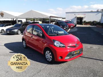TOYOTA AYGO 1.0 12V VVT-i 5 porte Cool Soda Connect

Immatricolato 2014, 998cc, 69Cv/51Kw, 129.000Km, 5porte/5posti, Euro5B.
*** Veicolo Idoneo per Neopatentati *** 
** Auto tagliandata e revisionata ** 
Il prezzo proposto di euro 4.900,00 Ã¨ legato alla promozione web che prevede un acquisto tramite finanziamento, Info in sede.
Il prezzo a Listino senza promo e senza vincoli Ã¨ di euro 5.700,00.

Rimangono sempre esclusi i costi :
-del passaggio di proprietÃ  pari ad euro 450,00
-messa su strada pari ad euro 300,00 che include l'attivazione della garanzia di 12 mesi completa, all'occorrenza controlli e/o tagliando completo preconsegna (olio,filtro olio, filtro aria e tutti i componenti necessari al ripristino ivi compresi kit distribuzione), kit ruota di scorta o kit gonfiaggio, 12 mesi di garanzia estendibili a 24/36mesi in base al veicolo e copre i componenti non soggetti ad usura (dettagli in sede).
Di serie con: Motore a 3 cilindri, cambio manuale a 5 rapporti, vetri e
specchielli elettrici, , computer di
bordo, Radio Navigatore integrato estraibile (display touch screen da 4,3