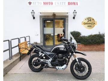 MOTO GUZZI V85 TT GUARDIA D'ONORE

*** SERIE NUMERATA 0008 1946 ***

Immatricolato 2022, 853cc, 76Cv 56Kw, 12.500Km, Euro5

Il prezzo proposto di euro 8.500,00 Ã¨ legato alla promozione web che prevede un acquisto tramite finanziamento, Info in sede.

Il prezzo a Listino senza promo e senza vincoli Ã¨ di euro 9.500,00.

Rimangono sempre esclusi i costi :

-del passaggio di proprietÃ  pari ad euro 200,00

-messa su strada pari ad euro 300,00 che include l'attivazione della garanzia di 12 mesi completa, all' occorrenza controlli e o tagliando completo preconsegna (olio,filtro olio, filtro aria e tutti i componenti necessari al ripristino), 12 mesi di garanzia estendibili a 24 36mesi in base al veicolo e copre i componenti non soggetti ad usura (dettagli in sede).

Con: Motore Bicilindrico a V, Abs, cambio manuale a 6 rapporti, doppio cavalletto laterale e centrale, raffreddamento ad Aria, cruise control, faro a Led, Forcella telescopica idraulica a steli rovesciati, Ã˜ 41 mm, regolabile nel precarico molla e nellâ€™idraulica in estensione, Forcellone a doppio braccio in alluminio scatolato con monoammortizzatore laterale destro, regolabile nel precarico molla e nell'idraulica in estensione, doppio freno a disco anteriore da 320mm e da 260mm al posteriore, cerchi a raggi da 19â€œ anteriore e da 17â€ posteriore.

Accessoriato con : Paramotore, sotto coppa e paramani.

I NOSTRI SERVIZI :
-Acquisto diretto con pagamento immediato
-conto vendita
-vendita auto, moto e scooter usati e garantiti
-vendita veicoli d'epoca
-permuta auto con moto e viceversa
-noleggio breve e lungo termine
-finanziamenti personalizzati (rata costante,mini e maxi rate, leasing)
-assistenza post-vendita con societÃ  di garanzie e officine partner
-assicurazioni
-consulenze e stime per acquisti tra privati

VISITA il nostro sito internet: automotousateroma.it oppure scarica la nostra App: automotousateroma dall' Apple store o Play store per restare aggiornato sui nostri ultimi arrivi.

VIENI A TROVARCI PER VEDERE DAL VIVO QUESTO VEICOLO :
Auto Moto Usate Roma s.r.l.Via Appia Nuova 23, 00047, Marino (RM) (adiacente Sorelle Ramonda)

*************

HAI UNA PERMUTA?
compila il form sull'App o nel nostro sito automotousateroma.it
oppure inviaci foto e descrizione (modello anno km motore ...)
al nostro numero whatsapp : Cell. 366-6562866 o 351-4646876 Fisso 06-7215841 e-mail : info@automotousateroma.it

*************
La Auto Moto Usate Roma Srl declina ogni responsabilitÃ  per eventuali involontarie incongruenze che non rappresentano in alcun modo un impegno contrattuale e invitano i clienti a verificare sempre dal vivo la correttezza dei dati che potrebbero non coincidere con lâ€™effettivo equipaggiamento del veicolo spesso dovuto alla incompatibilitÃ  dei dati trasmessi sulle varie piattaforme web.