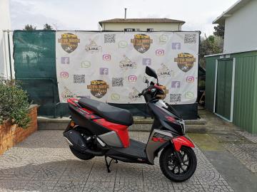 TVS NTORQ 125 Il DNA Racing in CittÃ !
Domina la strada con lo scooter piÃ¹ tecnologico della categoria. 
Se cerchi prestazioni grintose, uno stile ispirato ai jet da combattimento e una tecnologia da urlo, la nuova TVS NTORQ 125 Ã¨ la scelta definitiva. 
Caratteristiche Principali:
Motore Stealth: 124.8 cc, monocilindrico a 3 valvole con tecnologia CVTi-REVV. Scatto bruciante e fluiditÃ  incredibile.
Tecnologia SmartXonnect: Il primo scooter con connettivitÃ  Bluetooth, navigazione turn-by-turn, ID chiamante e statistiche di guida direttamente sul display LCD.
Design Aerodinamico: Linee aggressive, fari a LED con firma luminosa a 