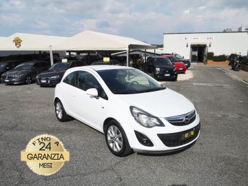 OPEL CORSA 1.0 12V 

Immatricolato 2014, 998cc, 65Cv/48Kw, 87.570Km, 3porte/5posti, Euro5B. 
*** Auto gommata, e tagliandata *** 
** Auto Idonea per NEOPATENTATI **
* Km CERTIFICATI *
Il prezzo proposto di euro 3.900,00 è legato alla promozione web che prevede un acquisto tramite finanziamento, Info in sede.
Il prezzo a Listino senza promo e senza vincoli è di euro 4.400,00.

Rimangono sempre esclusi i costi :
-del passaggio di proprietà pari ad euro 400,00
-messa su strada pari ad euro 300,00 che include l'attivazione della garanzia di 12 mesi completa, all'occorrenza controlli e/o tagliando completo preconsegna (olio,filtro olio, filtro aria e tutti i componenti necessari al ripristino ivi compresi).

Con: Motore a 3 cilindri, cambio manuale a 5 rapporti, Abs, volante regolabile con comandi, vetri e specchietti elettrici, fendinebbia, climatizzatore manuale, servosterzo, Isofix, cerchi in lega da 16” + ruota di scorta e bulloni antifurto. 

I NOSTRI SERVIZI : 
-Acquisto diretto con pagamento immediato 
-conto vendita
-vendita auto, moto e scooter usati e garantiti
-vendita veicoli d'epoca
-permuta auto con moto e viceversa
-noleggio breve e lungo termine
-finanziamenti personalizzati (rata costante,mini e  maxi rate, leasing)
-assistenza post-vendita con società di garanzie e officine partner
-assicurazioni
-consulenze e stime per acquisti tra privati

VISITA il nostro sito internet: automotousateroma.it oppure scarica la nostra App: automotousateroma dall' Apple store o Play store per restare aggiornato sui nostri ultimi arrivi.

VIENI A TROVARCI PER VEDERE DAL VIVO QUESTO VEICOLO :
Auto Moto Usate Roma s.r.l.Via Appia Nuova 23, 00047, Marino (RM) (adiacente Sorelle Ramonda)

*************

HAI UNA PERMUTA?
compila il form sull'App o nel nostro sito automotousateroma.it
oppure inviaci foto e descrizione (modello anno km motore ...)
al nostro numero whatsapp : Cell. 366-6562866 o 351-4646876 Fisso 06-7215841 e-mail :  info@automotousateroma.it

*************
La Auto Moto Usate Roma Srl declina ogni responsabilità per eventuali involontarie incongruenze che non rappresentano in alcun modo un impegno contrattuale e invitano i clienti a verificare sempre dal vivo la correttezza dei dati che potrebbero non coincidere con l’effettivo equipaggiamento del veicolo spesso dovuto alla incompatibilità dei dati trasmessi sulle varie piattaforme web.