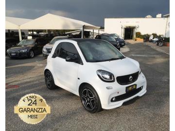 SMART FORTWO 70 1.0 TWINAMIC PASSION

Immatricolato 2017, 999cc, 71Cv/52Kw, 101.450Km, 3porte/2posti, Euro6B. 
*** Auto idonea per NEOPATENTATI *** 


Il prezzo proposto di euro 11.900,00 Ã¨ legato alla promozione web che prevede un acquisto tramite finanziamento, Info in sede.
Il prezzo a Listino senza promo e senza vincoli Ã¨ di euro 12.900,00.

Rimangono sempre esclusi i costi :
-del passaggio di proprietÃ  pari ad euro 450,00
-messa su strada pari ad euro 400,00 che include l'attivazione della garanzia di 12 mesi completa, all'occorrenza controlli e/o tagliando completo preconsegna (olio,filtro olio, filtro aria e tutti i componenti necessari al ripristino ivi compresi kit distribuzione), kit ruota di scorta o kit gonfiaggio, 12 mesi di garanzia estendibili a 24/36mesi in base al veicolo e copre i componenti non soggetti ad usura (dettagli in sede).

 Con: Motore a 3 cilindri, cambio automatico/sequenziale a 6 rapporti, trazione posteriore, Abs, Esp, Airbag, vetri e specchietti elettrici, volante in pelle regolabile e con comandi, Computer di bordo con display a colori, Climatizzatore, Fendinebbia, Cruise control e limitatore di velocitÃ  con comandi al volante, Luci diurne a LED, Tetto Panorama con tendina parasole, cerchi in lega da 16â€. 

I NOSTRI SERVIZI : 
-Acquisto diretto con pagamento immediato 
-conto vendita
-vendita auto, moto e scooter usati e garantiti
-vendita veicoli d'epoca
-permuta auto con moto e viceversa
-noleggio breve e lungo termine
-finanziamenti personalizzati (rata costante,mini e  maxi rate, leasing)
-assistenza post-vendita con societÃ  di garanzie e officine partner
-assicurazioni
-consulenze e stime per acquisti tra privati

VISITA il nostro sito internet: automotousateroma.it oppure scarica la nostra App: automotousateroma dall' Apple store o Play store per restare aggiornato sui nostri ultimi arrivi.

VIENI A TROVARCI PER VEDERE DAL VIVO QUESTO VEICOLO :
Auto Moto Usate Roma s.r.l.Via Appia Nuova 23, 00047, Marino (RM) (adiacente Sorelle Ramonda)

*************

HAI UNA PERMUTA?
compila il form sull'App o nel nostro sito automotousateroma.it
oppure inviaci foto e descrizione (modello anno km motore ...)
al nostro numero whatsapp : Cell. 366-6562866 o 351-4646876 Fisso 06-7215841 e-mail :  info@automotousateroma.it

*************
La Auto Moto Usate Roma Srl declina ogni responsabilitÃ  per eventuali involontarie incongruenze che non rappresentano in alcun modo un impegno contrattuale e invitano i clienti a verificare sempre dal vivo la correttezza dei dati che potrebbero non coincidere con lâ€™effettivo equipaggiamento del veicolo spesso dovuto alla incompatibilitÃ  dei dati trasmessi sulle varie piattaforme web.