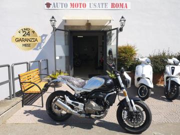 QJ MOTOR SRV 550 

Immatricolato 2024, 554cc, 48Cv/35Kw, 55 Km, Euro5. 
** Moto UNICOPROPRIETARIO **
*** Guidabile con Patente A2 *** 

Rimangono sempre esclusi i costi :
-del passaggio di proprietÃ  pari ad euro 200,00
-messa su strada pari ad euro 200,00 che include l'attivazione della garanzia di 12 mesi completa, all' occorrenza controlli e/o tagliando completo preconsegna (olio,filtro olio, filtro aria e tutti i componenti necessari al ripristino), 12 mesi di garanzia estendibili a 24/36mesi in base al veicolo e copre i componenti non soggetti ad usura (dettagli in sede).

 Con: Motore Bicilindrico, cambio manuale a 6 rapporti, Abs, raffreddamento a Liquido, faro e frecce a Led, Forcella telescopica a steli rovesciati, Forcellone oscillante con monoammortizzatore, dischi anteriori da 320mm e da 260mm al posteriore, cerchi da 17â€. 

I NOSTRI SERVIZI : 
-Acquisto diretto con pagamento immediato 
-conto vendita
-vendita auto, moto e scooter usati e garantiti
-vendita veicoli d'epoca
-permuta auto con moto e viceversa
-noleggio breve e lungo termine
-finanziamenti personalizzati (rata costante,mini e  maxi rate, leasing)
-assistenza post-vendita con societÃ  di garanzie e officine partner
-assicurazioni
-consulenze e stime per acquisti tra privati

VISITA il nostro sito internet: automotousateroma.it oppure scarica la nostra App: automotousateroma dall' Apple store o Play store per restare aggiornato sui nostri ultimi arrivi.

VIENI A TROVARCI PER VEDERE DAL VIVO QUESTO VEICOLO :
Auto Moto Usate Roma s.r.l.Via Appia Nuova 23, 00047, Marino (RM) (adiacente Sorelle Ramonda)

*************

HAI UNA PERMUTA?
compila il form sull'App o nel nostro sito automotousateroma.it
oppure inviaci foto e descrizione (modello anno km motore ...)
al nostro numero whatsapp : Cell. 366-6562866 o 351-4646876 Fisso 06-7215841 e-mail :  info@automotousateroma.it

*************
La Auto Moto Usate Roma Srl declina ogni responsabilitÃ  per eventuali involontarie incongruenze che non rappresentano in alcun modo un impegno contrattuale e invitano i clienti a verificare sempre dal vivo la correttezza dei dati che potrebbero non coincidere con lâ€™effettivo equipaggiamento del veicolo spesso dovuto alla incompatibilitÃ  dei dati trasmessi sulle varie piattaforme web.