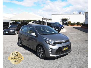 KIA PICANTO 1.0 12V 5P ATM X-LINE 

Immatricolato 2023, 999cc, 67Cv/49Kw, 6.500Km, 5porte/5posti, Euro6D-TEMP. 
** Auto UNICOPROPRIETARIO **
*** Veicolo Idoneo per NeoPATENTATI *** 
*  Auto in Garanzia Ufficiale fino al 2030 o 150.000 Km *

Il prezzo proposto di euro 12.900,00 Ã¨ legato alla promozione web che prevede un acquisto tramite finanziamento, Info in sede.
Il prezzo a Listino senza promo e senza vincoli Ã¨ di euro 14.500,00.

Rimangono sempre esclusi i costi :
-del passaggio di proprietÃ  pari ad euro 400,00
-messa su strada pari ad euro 300,00 che include l'attivazione della garanzia di 12 mesi completa, all' occorrenza controlli e/o tagliando completo preconsegna (olio,filtro olio, filtro aria e tutti i componenti necessari al ripristino), 12 mesi di garanzia estendibili a 24/36mesi in base al veicolo e copre i componenti non soggetti ad usura (dettagli in sede).

 Con: Motore a 3 cilindri, cambio automatico a 5 rapporti, Abs, Esp, computer di bordo, vetri e specchietti elettrici, Comandi audio al volante, Start&Stop, ESC con Hill Holder, luci diurne a Led, Fendinebbia, Radio con Retrocamera, Bracciolo anteriore, Sensori di parcheggio posteriori, Isofix, cerchi da 15â€ + ruotino. 

I NOSTRI SERVIZI : 
-Acquisto diretto con pagamento immediato 
-conto vendita
-vendita auto, moto e scooter usati e garantiti
-vendita veicoli d'epoca
-permuta auto con moto e viceversa
-noleggio breve e lungo termine
-finanziamenti personalizzati (rata costante,mini e  maxi rate, leasing)
-assistenza post-vendita con societÃ  di garanzie e officine partner
-assicurazioni
-consulenze e stime per acquisti tra privati

VISITA il nostro sito internet: automotousateroma.it oppure scarica la nostra App: automotousateroma dall' Apple store o Play store per restare aggiornato sui nostri ultimi arrivi.

VIENI A TROVARCI PER VEDERE DAL VIVO QUESTO VEICOLO :
Auto Moto Usate Roma s.r.l.Via Appia Nuova 23, 00047, Marino (RM) (adiacente Sorelle Ramonda)

*************

HAI UNA PERMUTA?
compila il form sull'App o nel nostro sito automotousateroma.it
oppure inviaci foto e descrizione (modello anno km motore ...)
al nostro numero whatsapp : Cell. 366-6562866 o 351-4646876 Fisso 06-7215841 e-mail :  info@automotousateroma.it

*************
La Auto Moto Usate Roma Srl declina ogni responsabilitÃ  per eventuali involontarie incongruenze che non rappresentano in alcun modo un impegno contrattuale e invitano i clienti a verificare sempre dal vivo la correttezza dei dati che potrebbero non coincidere con lâ€™effettivo equipaggiamento del veicolo spesso dovuto alla incompatibilitÃ  dei dati trasmessi sulle varie piattaforme web.