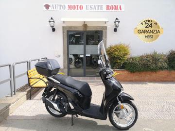 HONDA SH 125i 

Immatricolato 2018, 125cc, 12Cv/9Kw, 80Km, Euro4.
*** Scooter UNICOPROPRIETARIO *** 
** Km CERTIFICATI ** 

Rimangono sempre esclusi i costi :
-del passaggio di proprietÃ  pari ad euro 200,00
-messa su strada pari ad euro 200,00 che include l'attivazione della garanzia di 12 mesi completa, all' occorrenza controlli e/o tagliando completo preconsegna (olio,filtro olio, filtro aria e tutti i componenti necessari al ripristino), 12 mesi di garanzia estendibili a 24/36mesi in base al veicolo e copre i componenti non soggetti ad usura (dettagli in sede).

 Con: Motore Monocilindrico, Abs, cambio automatico con variatore, Raffreddamento a Liquido, Faro a Led, vano retro scudo e ampio vano sottosella, doppio cavalletto, trasmissione finale a cinghia, dischi freno da 240mm, cerchi da 16â€. 
Accessoriato con : Parabrezza con paramani, bauletto in tinta originale. 

I NOSTRI SERVIZI : 
-Acquisto diretto con pagamento immediato 
-conto vendita
-vendita auto, moto e scooter usati e garantiti
-vendita veicoli d'epoca
-permuta auto con moto e viceversa
-noleggio breve e lungo termine
-finanziamenti personalizzati (rata costante,mini e  maxi rate, leasing)
-assistenza post-vendita con societÃ  di garanzie e officine partner
-assicurazioni
-consulenze e stime per acquisti tra privati

VISITA il nostro sito internet: automotousateroma.it oppure scarica la nostra App: automotousateroma dall' Apple store o Play store per restare aggiornato sui nostri ultimi arrivi.

VIENI A TROVARCI PER VEDERE DAL VIVO QUESTO VEICOLO :
Auto Moto Usate Roma s.r.l.Via Appia Nuova 23, 00047, Marino (RM) (adiacente Sorelle Ramonda)

*************

HAI UNA PERMUTA?
compila il form sull'App o nel nostro sito automotousateroma.it
oppure inviaci foto e descrizione (modello anno km motore ...)
al nostro numero whatsapp : Cell. 366-6562866 o 351-4646876 Fisso 06-7215841 e-mail :  info@automotousateroma.it

*************
La Auto Moto Usate Roma Srl declina ogni responsabilitÃ  per eventuali involontarie incongruenze che non rappresentano in alcun modo un impegno contrattuale e invitano i clienti a verificare sempre dal vivo la correttezza dei dati che potrebbero non coincidere con lâ€™effettivo equipaggiamento del veicolo spesso dovuto alla incompatibilitÃ  dei dati trasmessi sulle varie piattaforme web.