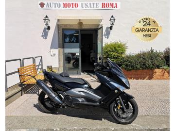 YAMAHA T-MAX 500 

Immatricolato 2008, 499cc, 44Cv/32Kw, 62.000Km, Euro3

Rimangono sempre esclusi i costi :
-del passaggio di proprietÃ  pari ad euro 200,00
-messa su strada pari ad euro 300,00 che include l'attivazione della garanzia di 12 mesi completa, all' occorrenza controlli e/o tagliando completo preconsegna (olio,filtro olio, filtro aria e tutti i componenti necessari al ripristino), 12 mesi di garanzia estendibili a 24/36mesi in base al veicolo e copre i componenti non soggetti ad usura (dettagli in sede).

 Con: Motore Bicilindrico in linea, cambio automatico con variatore, Raffreddamento a Liquido, trasmisisone finale a cinghia, doppio vano retroscudo, voltometro con predisposizione Usb, ampio vano sottosella, doppio cavalletto, Staffa per bauletto, dischi freno da 267mm, cerchi da 15â€.  
Lavori eseguiti: Tagliandato, candele, cinghia, rulli e cursori, batteria Yuasa, Gomme, (tubo,tappo,raccordo radiatore). 

I NOSTRI SERVIZI : 
-Acquisto diretto con pagamento immediato 
-conto vendita
-vendita auto, moto e scooter usati e garantiti
-vendita veicoli d'epoca
-permuta auto con moto e viceversa
-noleggio breve e lungo termine
-finanziamenti personalizzati (rata costante,mini e  maxi rate, leasing)
-assistenza post-vendita con societÃ  di garanzie e officine partner
-assicurazioni
-consulenze e stime per acquisti tra privati

VISITA il nostro sito internet: automotousateroma.it oppure scarica la nostra App: automotousateroma dall' Apple store o Play store per restare aggiornato sui nostri ultimi arrivi.

VIENI A TROVARCI PER VEDERE DAL VIVO QUESTO VEICOLO :
Auto Moto Usate Roma s.r.l.Via Appia Nuova 23, 00047, Marino (RM) (adiacente Sorelle Ramonda)

*************

HAI UNA PERMUTA?
compila il form sull'App o nel nostro sito automotousateroma.it
oppure inviaci foto e descrizione (modello anno km motore ...)
al nostro numero whatsapp : Cell. 366-6562866 o 351-4646876 Fisso 06-7215841 e-mail :  info@automotousateroma.it

*************
La Auto Moto Usate Roma Srl declina ogni responsabilitÃ  per eventuali involontarie incongruenze che non rappresentano in alcun modo un impegno contrattuale e invitano i clienti a verificare sempre dal vivo la correttezza dei dati che potrebbero non coincidere con lâ€™effettivo equipaggiamento del veicolo spesso dovuto alla incompatibilitÃ  dei dati trasmessi sulle varie piattaforme web.