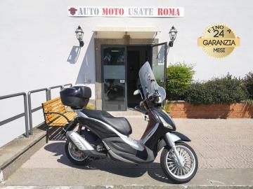 PIAGGIO BEVERLY 300 i.e.

Immatricolato 2011, 278cc, 22Cv/16Kw, 29.870Km, Euro3.
*** Scooter UNICOPROPRIETARIO *** 
** Km Certificati ** 

Rimangono sempre esclusi i costi :
-del passaggio di proprietÃ  pari ad euro 200,00
-messa su strada pari ad euro 200,00 che include l'attivazione della garanzia di 12 mesi completa, all' occorrenza controlli e o tagliando completo preconsegna (olio,filtro olio, filtro aria e tutti i componenti necessari al ripristino), 12 mesi di garanzia estendibili a 24 36mesi in base al veicolo e copre i componenti non soggetti ad usura (dettagli in sede).

Di serie: Motore Monocilindrico, computer di bordo, raffreddamento a Liquido, vano porta oggetti anteriore, cavalletto centrale + laterale, ampio vano sotto-sella per 2 caschi, gancio borsa a scomparsa, doppio ammortizzatore, freno a disco anteriore da 300mm e da 240mm al posteriore, bauletto Originale in tinta, cerchi da 16 anteriori e da 14â€ posteriore.
 

I NOSTRI SERVIZI : 
-Acquisto diretto con pagamento immediato 
-conto vendita
-vendita auto, moto e scooter usati e garantiti
-vendita veicoli d'epoca
-permuta auto con moto e viceversa
-noleggio breve e lungo termine
-finanziamenti personalizzati (rata costante,mini e  maxi rate, leasing)
-assistenza post-vendita con societÃ  di garanzie e officine partner
-assicurazioni
-consulenze e stime per acquisti tra privati

VISITA il nostro sito internet: automotousateroma.it oppure scarica la nostra App: automotousateroma dall' Apple store o Play store per restare aggiornato sui nostri ultimi arrivi.

VIENI A TROVARCI PER VEDERE DAL VIVO QUESTO VEICOLO :
Auto Moto Usate Roma s.r.l.Via Appia Nuova 23, 00047, Marino (RM) (adiacente Sorelle Ramonda)

*************

HAI UNA PERMUTA?
compila il form sull'App o nel nostro sito automotousateroma.it
oppure inviaci foto e descrizione (modello anno km motore ...)
al nostro numero whatsapp : Cell. 366-6562866 o 351-4646876 Fisso 06-7215841 e-mail :  info@automotousateroma.it

*************
La Auto Moto Usate Roma Srl declina ogni responsabilitÃ  per eventuali involontarie incongruenze che non rappresentano in alcun modo un impegno contrattuale e invitano i clienti a verificare sempre dal vivo la correttezza dei dati che potrebbero non coincidere con lâ€™effettivo equipaggiamento del veicolo spesso dovuto alla incompatibilitÃ  dei dati trasmessi sulle varie piattaforme web.