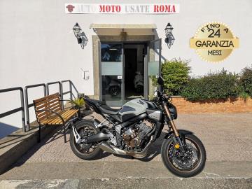 HONDA CB 650 R E-CLUCHT

Immatricolato 2025, 649cc, 95Cv/70Kw, 12.000Km, Euro5+.
*** Moto in Garanzia Ufficiale fino al 2031 ***
** Moto Unicoproprietario ** 

Il prezzo proposto di euro 6.400,00 Ã¨ legato alla promozione web che prevede un acquisto tramite finanziamento, Info in sede.
Il prezzo a Listino senza promo e senza vincoli Ã¨ di euro 6.900,00.

Rimangono sempre esclusi i costi :
-del passaggio di proprietÃ  pari ad euro 200,00
-messa su strada pari ad euro 300,00 che include l'attivazione della garanzia di 12 mesi completa, all' occorrenza controlli e o tagliando completo preconsegna (olio,filtro olio, filtro aria e tutti i componenti necessari al ripristino), 12 mesi di garanzia estendibili a 24 36mesi in base al veicolo e copre i componenti non soggetti ad usura (dettagli in sede).

Di serie: Motore a 4 cilindri in linea, cambio manuale a 6 rapporti, Abs, computer di bordo, raffreddamento a Liquido, faro a Led, Frizione elettronica, Forcella telescopica Showa SFF-BP da 41 mm, Monoammortizzatore con regolazione del precarico molla, doppio freno a disco da 310mm all'anteriore e da 240mm al posteriore, cerchi da 17â€. 

I NOSTRI SERVIZI : 
-Acquisto diretto con pagamento immediato 
-conto vendita
-vendita auto, moto e scooter usati e garantiti
-vendita veicoli d'epoca
-permuta auto con moto e viceversa
-noleggio breve e lungo termine
-finanziamenti personalizzati (rata costante,mini e  maxi rate, leasing)
-assistenza post-vendita con societÃ  di garanzie e officine partner
-assicurazioni
-consulenze e stime per acquisti tra privati

VISITA il nostro sito internet: automotousateroma.it oppure scarica la nostra App: automotousateroma dall' Apple store o Play store per restare aggiornato sui nostri ultimi arrivi.

VIENI A TROVARCI PER VEDERE DAL VIVO QUESTO VEICOLO :
Auto Moto Usate Roma s.r.l.Via Appia Nuova 23, 00047, Marino (RM) (adiacente Sorelle Ramonda)

*************

HAI UNA PERMUTA?
compila il form sull'App o nel nostro sito automotousateroma.it
oppure inviaci foto e descrizione (modello anno km motore ...)
al nostro numero whatsapp : Cell. 366-6562866 o 351-4646876 Fisso 06-7215841 e-mail :  info@automotousateroma.it

*************
La Auto Moto Usate Roma Srl declina ogni responsabilitÃ  per eventuali involontarie incongruenze che non rappresentano in alcun modo un impegno contrattuale e invitano i clienti a verificare sempre dal vivo la correttezza dei dati che potrebbero non coincidere con lâ€™effettivo equipaggiamento del veicolo spesso dovuto alla incompatibilitÃ  dei dati trasmessi sulle varie piattaforme web.