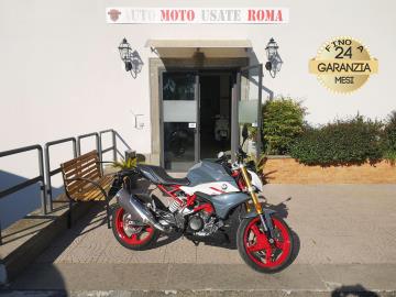BMW G 310 R 

Immatricolato 2022, 313cc, 34Cv/25Kw, 5.100Km, Euro5.

Rimangono sempre esclusi i costi :
-del passaggio di proprietÃ  pari ad euro 200,00
-messa su strada pari ad euro 300,00 che include l'attivazione della garanzia di 12 mesi completa, all' occorrenza controlli e o tagliando completo preconsegna (olio,filtro olio, filtro aria e tutti i componenti necessari al ripristino), 12 mesi di garanzia estendibili a 24 36mesi in base al veicolo e copre i componenti non soggetti ad usura (dettagli in sede).

Di serie: Motore Monocilindrico, cambio manuale a 6 rapporti, Abs, computer di bordo, raffreddamento a Liquido, faro a Led, Forcelle a steli rovesciati con diametro 41 mm, Forcellone bibraccio con ammortizzatore centrale, regolabile nel precarico, freno a disco da 300mm all'anteriore e da 240mm al posteriore, cerchi da 17â€. 

I NOSTRI SERVIZI : 
-Acquisto diretto con pagamento immediato 
-conto vendita
-vendita auto, moto e scooter usati e garantiti
-vendita veicoli d'epoca
-permuta auto con moto e viceversa
-noleggio breve e lungo termine
-finanziamenti personalizzati (rata costante,mini e  maxi rate, leasing)
-assistenza post-vendita con societÃ  di garanzie e officine partner
-assicurazioni
-consulenze e stime per acquisti tra privati

VISITA il nostro sito internet: automotousateroma.it oppure scarica la nostra App: automotousateroma dall' Apple store o Play store per restare aggiornato sui nostri ultimi arrivi.

VIENI A TROVARCI PER VEDERE DAL VIVO QUESTO VEICOLO :
Auto Moto Usate Roma s.r.l.Via Appia Nuova 23, 00047, Marino (RM) (adiacente Sorelle Ramonda)

*************

HAI UNA PERMUTA?
compila il form sull'App o nel nostro sito automotousateroma.it
oppure inviaci foto e descrizione (modello anno km motore ...)
al nostro numero whatsapp : Cell. 366-6562866 o 351-4646876 Fisso 06-7215841 e-mail :  info@automotousateroma.it

*************
La Auto Moto Usate Roma Srl declina ogni responsabilitÃ  per eventuali involontarie incongruenze che non rappresentano in alcun modo un impegno contrattuale e invitano i clienti a verificare sempre dal vivo la correttezza dei dati che potrebbero non coincidere con lâ€™effettivo equipaggiamento del veicolo spesso dovuto alla incompatibilitÃ  dei dati trasmessi sulle varie piattaforme web.