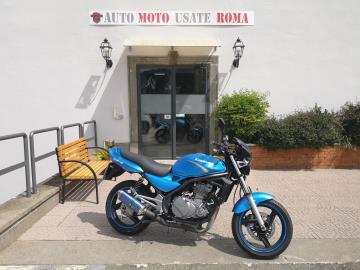 KAWASAKI ER 500 

Immatricolato 2003, 499cc, 50Cv/37Kw, 61.300Km.
*** Moto Secondo Proprietario ***  

Rimangono sempre esclusi i costi :
-del passaggio di proprietÃ  pari ad euro 200,00
-messa su strada pari ad euro 200,00 che include l'attivazione della garanzia di 12 mesi completa, all' occorrenza controlli e o tagliando completo preconsegna (olio,filtro olio, filtro aria e tutti i componenti necessari al ripristino), 12 mesi di garanzia estendibili a 24 36mesi in base al veicolo e copre i componenti non soggetti ad usura (dettagli in sede).

Di serie: Motore Bicilindrico in linea, cambio manuale a 6 rapporti,  raffreddamento a Liquido, freno a disco da 280mm, cerchi da 17â€. 
Accessoriato con : Cupolino, Terminale, Frecce, Sella rifoderata, Leve regolabili.  

I NOSTRI SERVIZI : 
-Acquisto diretto con pagamento immediato 
-conto vendita
-vendita auto, moto e scooter usati e garantiti
-vendita veicoli d'epoca
-permuta auto con moto e viceversa
-noleggio breve e lungo termine
-finanziamenti personalizzati (rata costante,mini e  maxi rate, leasing)
-assistenza post-vendita con societÃ  di garanzie e officine partner
-assicurazioni
-consulenze e stime per acquisti tra privati

VISITA il nostro sito internet: automotousateroma.it oppure scarica la nostra App: automotousateroma dall' Apple store o Play store per restare aggiornato sui nostri ultimi arrivi.

VIENI A TROVARCI PER VEDERE DAL VIVO QUESTO VEICOLO :
Auto Moto Usate Roma s.r.l.Via Appia Nuova 23, 00047, Marino (RM) (adiacente Sorelle Ramonda)

*************

HAI UNA PERMUTA?
compila il form sull'App o nel nostro sito automotousateroma.it
oppure inviaci foto e descrizione (modello anno km motore ...)
al nostro numero whatsapp : Cell. 366-6562866 o 351-4646876 Fisso 06-7215841 e-mail :  info@automotousateroma.it

*************
La Auto Moto Usate Roma Srl declina ogni responsabilitÃ  per eventuali involontarie incongruenze che non rappresentano in alcun modo un impegno contrattuale e invitano i clienti a verificare sempre dal vivo la correttezza dei dati che potrebbero non coincidere con lâ€™effettivo equipaggiamento del veicolo spesso dovuto alla incompatibilitÃ  dei dati trasmessi sulle varie piattaforme web.