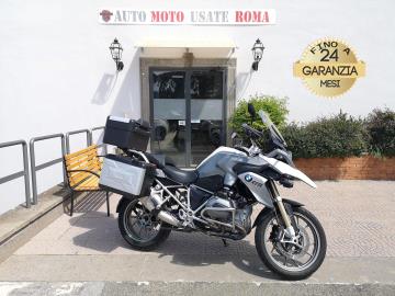 BMW R 1200 GS 

Immatricolato 2013, 1170cc, 125Cv/92Kw, 26.500Km, EURO3.
*** Moto Secondo Proprietario ***  

Il prezzo proposto di euro 8.400,00 Ã¨ legato alla promozione web che prevede un acquisto tramite finanziamento, Info in sede.
Il prezzo a Listino senza promo e senza vincoli Ã¨ di euro 9.400,00.

Rimangono sempre esclusi i costi :
-del passaggio di proprietÃ  pari ad euro 200,00
-messa su strada pari ad euro 400,00 che include l'attivazione della garanzia di 12 mesi completa, all' occorrenza controlli e o tagliando completo preconsegna (olio,filtro olio, filtro aria e tutti i componenti necessari al ripristino), 12 mesi di garanzia estendibili a 24/36 mesi in base al veicolo e copre i componenti non soggetti ad usura (dettagli in sede).

Di serie: Motore Bicilindrico, cambio manuale a 6 rapporti, Abs, computer di bordo, raffreddamento ad Aria/Liquido, Telelever BMW Motorrad; diametro degli steli 37 mm, Forcellone oscillante monobraccio in fusione di alluminio con Paralever BMW Motorrad, ammortizzatore progressivo WAD, doppio freno a disco da 305mm anteriore e da 276mm al posteriore, cerchi da 19â€ anteriore e da 17â€ al posteriore.
Accessoriato con : Paramotore basso, cupolino regolabile, Tris valigie originali, faretti di profonditÃ , porta navigatore BMW.  

I NOSTRI SERVIZI : 
-Acquisto diretto con pagamento immediato 
-conto vendita
-vendita auto, moto e scooter usati e garantiti
-vendita veicoli d'epoca
-permuta auto con moto e viceversa
-noleggio breve e lungo termine
-finanziamenti personalizzati (rata costante,mini e  maxi rate, leasing)
-assistenza post-vendita con societÃ  di garanzie e officine partner
-assicurazioni
-consulenze e stime per acquisti tra privati

VISITA il nostro sito internet: automotousateroma.it oppure scarica la nostra App: automotousateroma dall' Apple store o Play store per restare aggiornato sui nostri ultimi arrivi.

VIENI A TROVARCI PER VEDERE DAL VIVO QUESTO VEICOLO :
Auto Moto Usate Roma s.r.l.Via Appia Nuova 23, 00047, Marino (RM) (adiacente Sorelle Ramonda)

*************

HAI UNA PERMUTA?
compila il form sull'App o nel nostro sito automotousateroma.it
oppure inviaci foto e descrizione (modello anno km motore ...)
al nostro numero whatsapp : Cell. 366-6562866 o 351-4646876 Fisso 06-7215841 e-mail :  info@automotousateroma.it

*************
La Auto Moto Usate Roma Srl declina ogni responsabilitÃ  per eventuali involontarie incongruenze che non rappresentano in alcun modo un impegno contrattuale e invitano i clienti a verificare sempre dal vivo la correttezza dei dati che potrebbero non coincidere con lâ€™effettivo equipaggiamento del veicolo spesso dovuto alla incompatibilitÃ  dei dati trasmessi sulle varie piattaforme web.