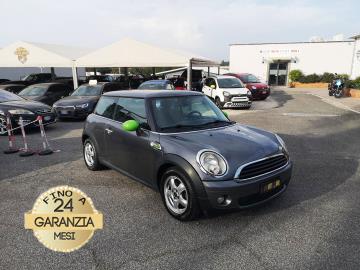 MINI ONE 1.4 RAY 

Immatricolato 2009, 1.397cc, 75Cv/55Kw, 194.000Km, 3porte/4posti, Euro4.

Rimangono sempre esclusi i costi :
-del passaggio di proprietÃ  pari ad euro 450,00
-messa su strada pari ad euro 300,00 che include l'attivazione della garanzia di 12 mesi completa, all'occorrenza controlli e/o tagliando completo preconsegna (olio,filtro olio, filtro aria e tutti i componenti necessari al ripristino ivi compresi kit distribuzione), kit ruota di scorta o kit gonfiaggio, 12 mesi di garanzia estendibili a 24/36mesi in base al veicolo e copre i componenti non soggetti ad usura (dettagli in sede).

Di serie: Motore 4 cilindri in linea, cambio manuale a 6 rapporti, ABS + EBD + CBC, vetri e specchietti elettrici, volante in pelle, Contagiri con indicatore temperatura esterna e velocitÃ , Climatizzatore manuale, fendinebbia, Radio MINI CD con lettore CD, connessione AUX-In, 6 altop., Servosterzo elettromeccanico EPAS/Eletric Power Assisted Steering, Isofix, cerchi in lega da 15â€. 

I NOSTRI SERVIZI : 
-Acquisto diretto con pagamento immediato 
-conto vendita
-vendita auto, moto e scooter usati e garantiti
-vendita veicoli d'epoca
-permuta auto con moto e viceversa
-noleggio breve e lungo termine
-finanziamenti personalizzati (rata costante,mini e  maxi rate, leasing)
-assistenza post-vendita con societÃ  di garanzie e officine partner
-assicurazioni
-consulenze e stime per acquisti tra privati

VISITA il nostro sito internet: automotousateroma.it oppure scarica la nostra App: automotousateroma dall' Apple store o Play store per restare aggiornato sui nostri ultimi arrivi.

VIENI A TROVARCI PER VEDERE DAL VIVO QUESTO VEICOLO :
Auto Moto Usate Roma s.r.l.Via Appia Nuova 23, 00047, Marino (RM) (adiacente Sorelle Ramonda)

*************

HAI UNA PERMUTA?
compila il form sull'App o nel nostro sito automotousateroma.it
oppure inviaci foto e descrizione (modello anno km motore ...)
al nostro numero whatsapp : Cell. 366-6562866 o 351-4646876 Fisso 06-7215841 e-mail :  info@automotousateroma.it

*************
La Auto Moto Usate Roma Srl declina ogni responsabilitÃ  per eventuali involontarie incongruenze che non rappresentano in alcun modo un impegno contrattuale e invitano i clienti a verificare sempre dal vivo la correttezza dei dati che potrebbero non coincidere con lâ€™effettivo equipaggiamento del veicolo spesso dovuto alla incompatibilitÃ  dei dati trasmessi sulle varie piattaforme web.