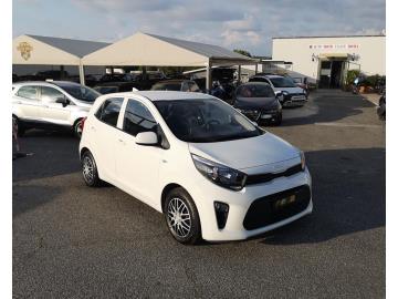 KIA PICANTO 1.0 12V GPL 5P X-LINE

Immatricolato 2022, 999cc, 65Cv/48Kw, 75.000Km, 5porte/5posti, Euro6D.
*** AUTO IDONEA PER NEOPATENTATI *** 
** Impianto GPL Sca.d 2032 ** 
* AUTO UNICOPROPRIETARIO – Garanz. Ufficiale fino al 2029 *

Il prezzo proposto di euro 10.500,00 è legato alla promozione web che prevede un acquisto tramite finanziamento, Info in sede.
Il prezzo a Listino senza promo e senza vincoli è di euro 11.700,00.

Rimangono sempre esclusi i costi :
-del passaggio di proprietà pari ad euro 400,00
-messa su strada pari ad euro 300,00 che include l'attivazione della garanzia di 12 mesi completa, all'occorrenza controlli e/o tagliando completo preconsegna (olio,filtro olio, filtro aria e tutti i componenti necessari al ripristino ivi compresi kit distribuzione), kit ruota di scorta o kit gonfiaggio, 12 mesi di garanzia estendibili a 24/36mesi in base al veicolo e copre i componenti non soggetti ad usura (dettagli in sede).

Con: Motore a 3 cilindri, cambio automatico a 5 rapporti, Abs, Esp, computer di bordo, vetri e specchietti elettrici, Comandi audio al volante, Start Stop, ESC con Hill Holder, luci diurne a Led, Fendinebbia, Radio con Retrocamera, Bracciolo anteriore, Sensori di parcheggio posteriori, Isofix, cerchi da 15”. 

I NOSTRI SERVIZI : 
-Acquisto diretto con pagamento immediato 
-conto vendita
-vendita auto, moto e scooter usati e garantiti
-vendita veicoli d'epoca
-permuta auto con moto e viceversa
-noleggio breve e lungo termine
-finanziamenti personalizzati (rata costante,mini e  maxi rate, leasing)
-assistenza post-vendita con società di garanzie e officine partner
-assicurazioni
-consulenze e stime per acquisti tra privati

VISITA il nostro sito internet: automotousateroma.it oppure scarica la nostra App: automotousateroma dall' Apple store o Play store per restare aggiornato sui nostri ultimi arrivi.

VIENI A TROVARCI PER VEDERE DAL VIVO QUESTO VEICOLO :
Auto Moto Usate Roma s.r.l.Via Appia Nuova 23, 00047, Marino (RM) (adiacente Sorelle Ramonda)

*************

HAI UNA PERMUTA?
compila il form sull'App o nel nostro sito automotousateroma.it
oppure inviaci foto e descrizione (modello anno km motore ...)
al nostro numero whatsapp : Cell. 366-6562866 o 351-4646876 Fisso 06-7215841 e-mail :  info@automotousateroma.it

*************
La Auto Moto Usate Roma Srl declina ogni responsabilità per eventuali involontarie incongruenze che non rappresentano in alcun modo un impegno contrattuale e invitano i clienti a verificare sempre dal vivo la correttezza dei dati che potrebbero non coincidere con l’effettivo equipaggiamento del veicolo spesso dovuto alla incompatibilità dei dati trasmessi sulle varie piattaforme web