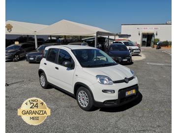 FIAT PANDA 0.9 FIREFLY HYBRID 

Immatricolato 2024, 999cc, 69Cv/51Kw, 22.000Km, 5porte/4posti, Euro6D.

*** AUTO IDONEA PER NEOPATENTATI *** 

Il prezzo proposto di euro 10.500,00 Ã¨ legato alla promozione web che prevede un acquisto tramite finanziamento, Info in sede.

Il prezzo a Listino senza promo e senza vincoli Ã¨ di euro 11.900,00.

Rimangono sempre esclusi i costi :

-del passaggio di proprietÃ  pari ad euro 450,00

-messa su strada pari ad euro 400,00 che include l'attivazione della garanzia di 12 mesi completa, all'occorrenza controlli e o tagliando completo preconsegna (olio,filtro olio, filtro aria e tutti i componenti necessari al ripristino ivi compresi kit distribuzione), kit ruota di scorta o kit gonfiaggio, 12 mesi di garanzia estendibili a 24 36mesi in base al veicolo e copre i componenti non soggetti ad usura (dettagli in sede). 

Di serie con: Motore a 3 cilindri, cambio manuale a 6 rapporti, vetri e
specchielli elettrici, Start Stop, servosterzo city, computer di
bordo, finestrini elettrici, Radio DAB 5 con Usb e Bluetooth,
chiusure centralizzate, climatizzatore, stereo, Airbag, ABS, ESP con
ASR MSR, Isofix, cerchi da 15â€. 

I NOSTRI SERVIZI : 
-Acquisto diretto con pagamento immediato 
-conto vendita
-vendita auto, moto e scooter usati e garantiti
-vendita veicoli d'epoca
-permuta auto con moto e viceversa
-noleggio breve e lungo termine
-finanziamenti personalizzati (rata costante,mini e  maxi rate, leasing)
-assistenza post-vendita con societÃ  di garanzie e officine partner
-assicurazioni
-consulenze e stime per acquisti tra privati

VISITA il nostro sito internet: automotousateroma.it oppure scarica la nostra App: automotousateroma dall' Apple store o Play store per restare aggiornato sui nostri ultimi arrivi.

VIENI A TROVARCI PER VEDERE DAL VIVO QUESTO VEICOLO :
Auto Moto Usate Roma s.r.l.Via Appia Nuova 23, 00047, Marino (RM) (adiacente Sorelle Ramonda)

*************

HAI UNA PERMUTA?
compila il form sull'App o nel nostro sito automotousateroma.it
oppure inviaci foto e descrizione (modello anno km motore ...)
al nostro numero whatsapp : Cell. 366-6562866 o 351-4646876 Fisso 06-7215841 e-mail :  info@automotousateroma.it

*************
La Auto Moto Usate Roma Srl declina ogni responsabilitÃ  per eventuali involontarie incongruenze che non rappresentano in alcun modo un impegno contrattuale e invitano i clienti a verificare sempre dal vivo la correttezza dei dati che potrebbero non coincidere con lâ€™effettivo equipaggiamento del veicolo spesso dovuto alla incompatibilitÃ  dei dati trasmessi sulle varie piattaforme web.