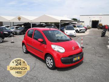 CITROEN C1 5P BAC1

Immatricolato 2008, 999cc, 68Cv/50Kw, 69.000Km, 5porte/4posti, Euro4.

*** AUTO IDONEA PER NEOPATENTATI *** 

Rimangono sempre esclusi i costi :

-del passaggio di proprietÃ  pari ad euro 450,00

-messa su strada pari ad euro 300,00 che include l'attivazione della garanzia di 12 mesi completa, all'occorrenza controlli e o tagliando completo preconsegna (olio,filtro olio, filtro aria e tutti i componenti necessari al ripristino ivi compresi kit distribuzione), kit ruota di scorta o kit gonfiaggio, 12 mesi di garanzia estendibili a 24 36mesi in base al veicolo e copre i componenti non soggetti ad usura (dettagli in sede). 

Di serie con: Motore a 3 cilindri, cambio manuale a 5 rapporti, Abs, Airbag, vetri elettrici, Chiusura Centralizzata, Climatizzatore, Autoradio mono-CD, portatelefono, Sedile posteriore ribaltabile 50/50, cerchi da 14â€ + ruotino. 

I NOSTRI SERVIZI : 
-Acquisto diretto con pagamento immediato 
-conto vendita
-vendita auto, moto e scooter usati e garantiti
-vendita veicoli d'epoca
-permuta auto con moto e viceversa
-noleggio breve e lungo termine
-finanziamenti personalizzati (rata costante,mini e  maxi rate, leasing)
-assistenza post-vendita con societÃ  di garanzie e officine partner
-assicurazioni
-consulenze e stime per acquisti tra privati

VISITA il nostro sito internet: automotousateroma.it oppure scarica la nostra App: automotousateroma dall' Apple store o Play store per restare aggiornato sui nostri ultimi arrivi.

VIENI A TROVARCI PER VEDERE DAL VIVO QUESTO VEICOLO :
Auto Moto Usate Roma s.r.l.Via Appia Nuova 23, 00047, Marino (RM) (adiacente Sorelle Ramonda)

*************

HAI UNA PERMUTA?
compila il form sull'App o nel nostro sito automotousateroma.it
oppure inviaci foto e descrizione (modello anno km motore ...)
al nostro numero whatsapp : Cell. 366-6562866 o 351-4646876 Fisso 06-7215841 e-mail :  info@automotousateroma.it

*************
La Auto Moto Usate Roma Srl declina ogni responsabilitÃ  per eventuali involontarie incongruenze che non rappresentano in alcun modo un impegno contrattuale e invitano i clienti a verificare sempre dal vivo la correttezza dei dati che potrebbero non coincidere con lâ€™effettivo equipaggiamento del veicolo spesso dovuto alla incompatibilitÃ  dei dati trasmessi sulle varie piattaforme web.