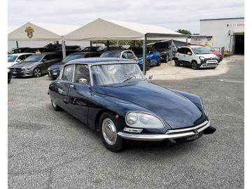 CITROEN DS 

Immatricolato 1973, 1985cc, 99Cv/73Kw, 86.000Km, 5porte/4posti.

Rimangono sempre esclusi i costi :

-del passaggio di proprietÃ  pari ad euro 300,00

-messa su strada pari ad euro 400,00 che include l'attivazione della garanzia di 12 mesi completa, all'occorrenza controlli e o tagliando completo preconsegna (olio,filtro olio, filtro aria e tutti i componenti necessari al ripristino)

Di serie con: Motore a 4 cilindri in linea, cambio manuale a 4 rapporti, trazione anteriore, sterzo a Cremagliera, freni anteriori a disco e posteriori a tamburo, cerchi da 15â€ e gomme M+S. 
Lavori eseguiti : Auto Revisionata, Sospensioni e semiasse revisionati, bobbine e candele, marmitta e staffa. 

I NOSTRI SERVIZI : 
-Acquisto diretto con pagamento immediato 
-conto vendita
-vendita auto, moto e scooter usati e garantiti
-vendita veicoli d'epoca
-permuta auto con moto e viceversa
-noleggio breve e lungo termine
-finanziamenti personalizzati (rata costante,mini e  maxi rate, leasing)
-assistenza post-vendita con societÃ  di garanzie e officine partner
-assicurazioni
-consulenze e stime per acquisti tra privati

VISITA il nostro sito internet: automotousateroma.it oppure scarica la nostra App: automotousateroma dall' Apple store o Play store per restare aggiornato sui nostri ultimi arrivi.

VIENI A TROVARCI PER VEDERE DAL VIVO QUESTO VEICOLO :
Auto Moto Usate Roma s.r.l.Via Appia Nuova 23, 00047, Marino (RM) (adiacente Sorelle Ramonda)

*************

HAI UNA PERMUTA?
compila il form sull'App o nel nostro sito automotousateroma.it
oppure inviaci foto e descrizione (modello anno km motore ...)
al nostro numero whatsapp : Cell. 366-6562866 o 351-4646876 Fisso 06-7215841 e-mail :  info@automotousateroma.it

*************
La Auto Moto Usate Roma Srl declina ogni responsabilitÃ  per eventuali involontarie incongruenze che non rappresentano in alcun modo un impegno contrattuale e invitano i clienti a verificare sempre dal vivo la correttezza dei dati che potrebbero non coincidere con lâ€™effettivo equipaggiamento del veicolo spesso dovuto alla incompatibilitÃ  dei dati trasmessi sulle varie piattaforme web.
