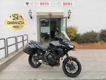 KAWASAKI VERSYS 650 

Immatricolato 2024, 649cc, 67Cv/49Kw, 8.200Km, Euro5+.
** Moto unico proprietario ** 
*** Moto in Garanzia Ufficiale fino al 2028 *** 

Il prezzo proposto di euro 5.900,00 Ã¨ legato alla promozione web che prevede un acquisto tramite finanziamento, Info in sede.
Il prezzo a Listino senza promo e senza vincoli Ã¨ di euro 6.500,00.

Rimangono sempre esclusi i costi :

-del passaggio di proprietÃ  pari ad euro 200,00

-messa su strada pari ad euro 300,00 che include l'attivazione della garanzia di 12 mesi completa, all' occorrenza controlli e/o tagliando completo preconsegna (olio,filtro olio, filtro aria e tutti i componenti necessari al ripristino), 12 mesi di garanzia estendibili a 24/36mesi in base al veicolo e copre i componenti non soggetti ad usura (dettagli in sede).

Di serie con : Motore Bicilindrico in linea, cambio manuale a 6 rapporti, abs, raffreddamento a Liquido, Forcella telescopica rovesciata da 41 mm con regolazione continua dello smorzamento in estensione, Ammortizzatore singolo asimmetrico con precarico della molla regolabile in remoto, freni a disco da 300mm anteriori e da 250mm al posteriore, cerechi da 17â€. 

I NOSTRI SERVIZI : 
-Acquisto diretto con pagamento immediato 
-conto vendita
-vendita auto, moto e scooter usati e garantiti
-vendita veicoli d'epoca
-permuta auto con moto e viceversa
-noleggio breve e lungo termine
-finanziamenti personalizzati (rata costante,mini e  maxi rate, leasing)
-assistenza post-vendita con societÃ  di garanzie e officine partner
-assicurazioni
-consulenze e stime per acquisti tra privati

VISITA il nostro sito internet: automotousateroma.it oppure scarica la nostra App: automotousateroma dall' Apple store o Play store per restare aggiornato sui nostri ultimi arrivi.

VIENI A TROVARCI PER VEDERE DAL VIVO QUESTO VEICOLO :
Auto Moto Usate Roma s.r.l.Via Appia Nuova 23, 00047, Marino (RM) (adiacente Sorelle Ramonda)

*************

HAI UNA PERMUTA?
compila il form sull'App o nel nostro sito automotousateroma.it
oppure inviaci foto e descrizione (modello anno km motore ...)
al nostro numero whatsapp : Cell. 366-6562866 o 351-4646876 Fisso 06-7215841 e-mail :  info@automotousateroma.it

*************
La Auto Moto Usate Roma Srl declina ogni responsabilitÃ  per eventuali involontarie incongruenze che non rappresentano in alcun modo un impegno contrattuale e invitano i clienti a verificare sempre dal vivo la correttezza dei dati che potrebbero non coincidere con lâ€™effettivo equipaggiamento del veicolo spesso dovuto alla incompatibilitÃ  dei dati trasmessi sulle varie piattaforme web.
