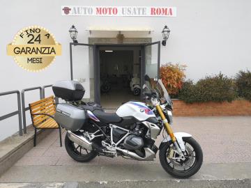 BMW R 1250 R HP

Immatricolato 2020, 1254cc, 136Cv/100Kw, 28.700Km, Euro5.
*** Pacchetti Comfort â€“ Touring â€“ Dynamic inclusi *** 

Il prezzo proposto di euro 9.900,00 Ã¨ legato alla promozione web che prevede un acquisto tramite finanziamento, Info in sede.
Il prezzo a Listino senza promo e senza vincoli Ã¨ di euro 10.900,00.

Rimangono sempre esclusi i costi :

-del passaggio di proprietÃ  pari ad euro 200,00

-messa su strada pari ad euro 300,00 che include l'attivazione della garanzia di 12 mesi completa, all' occorrenza controlli e/o tagliando completo preconsegna (olio,filtro olio, filtro aria e tutti i componenti necessari al ripristino), 12 mesi di garanzia estendibili a 24/36mesi in base al veicolo e copre i componenti non soggetti ad usura (dettagli in sede).

Di serie con : Motore Bicilindrico, cambio manuale a 6 rapporti, abs, Esa,  raffreddamento ad Aria/Liquido, 4 mappature motore Road/Dynamic/DynamicPro/Rain, DynamicEsa, faro, stop e frecce a Led, Ride by wire, Tc, Forcella telescopica, Forcellone monobraccio in lega di alluminio con BMW Motorrad Paralever, ammortizzatore progressivo WAD, doppio freno a disco da 320 anteriore e da 276mm al posteriore, cerchi da 17â€. 
Accessori : Rise al manubrio, Tris borse Bmw, Cupolino e paramani Wunderlich, porta navigatore. 

I NOSTRI SERVIZI : 
-Acquisto diretto con pagamento immediato 
-conto vendita
-vendita auto, moto e scooter usati e garantiti
-vendita veicoli d'epoca
-permuta auto con moto e viceversa
-noleggio breve e lungo termine
-finanziamenti personalizzati (rata costante,mini e  maxi rate, leasing)
-assistenza post-vendita con societÃ  di garanzie e officine partner
-assicurazioni
-consulenze e stime per acquisti tra privati

VISITA il nostro sito internet: automotousateroma.it oppure scarica la nostra App: automotousateroma dall' Apple store o Play store per restare aggiornato sui nostri ultimi arrivi.

VIENI A TROVARCI PER VEDERE DAL VIVO QUESTO VEICOLO :
Auto Moto Usate Roma s.r.l.Via Appia Nuova 23, 00047, Marino (RM) (adiacente Sorelle Ramonda)

*************

HAI UNA PERMUTA?
compila il form sull'App o nel nostro sito automotousateroma.it
oppure inviaci foto e descrizione (modello anno km motore ...)
al nostro numero whatsapp : Cell. 366-6562866 o 351-4646876 Fisso 06-7215841 e-mail :  info@automotousateroma.it

*************
La Auto Moto Usate Roma Srl declina ogni responsabilitÃ  per eventuali involontarie incongruenze che non rappresentano in alcun modo un impegno contrattuale e invitano i clienti a verificare sempre dal vivo la correttezza dei dati che potrebbero non coincidere con lâ€™effettivo equipaggiamento del veicolo spesso dovuto alla incompatibilitÃ  dei dati trasmessi sulle varie piattaforme web.