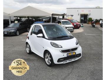 SMART FORTWO 451 BRABUS 

Immatricolato 2009, 999cc, 98Cv/72Kw, 179.000Km, 3porte/2posti, Euro4.

Rimangono sempre esclusi i costi :

-del passaggio di proprietÃ  pari ad euro 500,00

-messa su strada pari ad euro 400,00 che include l'attivazione della garanzia di 12 mesi completa, all' occorrenza controlli e/o tagliando completo preconsegna (olio,filtro olio, filtro aria e tutti i componenti necessari al ripristino), 12 mesi di garanzia estendibili a 24/36mesi in base al veicolo e copre i componenti non soggetti ad usura (dettagli in sede).

Di serie con : Motore a 3 cilindri in linea, cambio manuale a 5 rapporti, Abs, Esp, computer di bordo, Volante reg. in altezza, vetri e specchietti elettrici, fendinebbia,  Climatizzatore manuale, Servosterzo, sedili riscaldabili, cerchi da 16â€. 

I NOSTRI SERVIZI : 
-Acquisto diretto con pagamento immediato 
-conto vendita
-vendita auto, moto e scooter usati e garantiti
-vendita veicoli d'epoca
-permuta auto con moto e viceversa
-noleggio breve e lungo termine
-finanziamenti personalizzati (rata costante,mini e  maxi rate, leasing)
-assistenza post-vendita con societÃ  di garanzie e officine partner
-assicurazioni
-consulenze e stime per acquisti tra privati

VISITA il nostro sito internet: automotousateroma.it oppure scarica la nostra App: automotousateroma dall' Apple store o Play store per restare aggiornato sui nostri ultimi arrivi.

VIENI A TROVARCI PER VEDERE DAL VIVO QUESTO VEICOLO :
Auto Moto Usate Roma s.r.l.Via Appia Nuova 23, 00047, Marino (RM) (adiacente Sorelle Ramonda)

*************

HAI UNA PERMUTA?
compila il form sull'App o nel nostro sito automotousateroma.it
oppure inviaci foto e descrizione (modello anno km motore ...)
al nostro numero whatsapp : Cell. 366-6562866 o 351-4646876 Fisso 06-7215841 e-mail :  info@automotousateroma.it

*************
La Auto Moto Usate Roma Srl declina ogni responsabilitÃ  per eventuali involontarie incongruenze che non rappresentano in alcun modo un impegno contrattuale e invitano i clienti a verificare sempre dal vivo la correttezza dei dati che potrebbero non coincidere con lâ€™effettivo equipaggiamento del veicolo spesso dovuto alla incompatibilitÃ  dei dati trasmessi sulle varie piattaforme web.