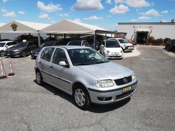 VOLKSWAGEN POLO 1.4 16V

Immatricolato 2001, 1390cc, 75Cv/55Kw, 170.000Km, 5porte/5posti, Euro4.
*** Auto 2Â° proprietario *** 
** Auto idonea per Neopatentati ** 

Rimangono sempre esclusi i costi :

-del passaggio di proprietÃ  pari ad euro 450,00

- Nella formula Outlet il veicolo viene venduto con la formula Visto e piaciuta, e con la conformitÃ  legale del mezzo. 

Di serie con :  Motore a 4 cilindri in linea, cambio manuale a 5 rapporti, Abs,  fendinebbia, servosterzo, climatizzatore, stereo, interni in tessuto, sedile regolabile, cerchi da 14â€. 

I NOSTRI SERVIZI :

-Vendita auto usate e storiche, moto e scooter nuovi e usati garantiti
-Acquisto diretto con pagamento immediato o conto vendita
-Permuta auto con moto e viceversa
-Noleggio breve e lungo termine
-Assicurazioni e Finanziamenti personalizzati
-Assistenza post-vendita
-Accessori e antifurti per moto e auto

VISITA il nostro sito internet: automotousateroma.it oppure scarica la nostra App: automotousateroma dall' Apple store o Play store per restare aggiornato sui nostri ultimi arrivi.

VIENI A TROVARCI PER VEDERE DAL VIVO QUESTO VEICOLO :
Auto Moto Usate Roma s.r.l.Via Appia Nuova 23, 00047, Marino (RM) (adiacente Sorelle Ramonda)

*************

HAI UNA PERMUTA?
compila il form sull'App o nel nostro sito automotousateroma.it
oppure inviaci foto e descrizione (modello anno km motore ...)
al nostro numero whatsapp : Cell. 366-6562866 o 351-4646876 Fisso 06-7215841 e-mail :  info@automotousateroma.it

*************
La Auto Moto Usate Roma Srl declina ogni responsabilitÃ  per eventuali involontarie incongruenze che non rappresentano in alcun modo un impegno contrattuale e invitano i clienti a verificare sempre dal vivo la correttezza dei dati che potrebbero non coincidere con lâ€™effettivo equipaggiamento del veicolo spesso dovuto alla incompatibilitÃ  dei dati trasmessi sulle varie piattaforme web.
