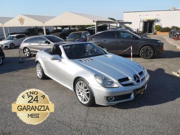 MERCEDES-BENZ SLK 200 KOMPRESSOR	

Immatricolato 2008, 1796cc, 163Cv/120Kw, 155.000Km, 3porte/2posti, Euro4.
*** Impianto GPL Scad. 2035 *** 

Rimangono sempre esclusi i costi :

-del passaggio di proprietÃ  pari ad euro 750,00

-messa su strada pari ad euro 400,00 che include l'attivazione della garanzia di 12 mesi completa, all'occorrenza controlli e/o tagliando completo preconsegna (olio,filtro olio, filtro aria e tutti i componenti necessari al ripristino ivi compresi kit distribuzione), kit gonfiaggio, 12 mesi di garanzia estendibili a 24/36mesi in base al veicolo e copre i componenti non soggetti ad usura (dettagli in sede).

Di serie con : Motore a 4 cilindri in linea, cambio manuale a 6 marce, Abs,  volante in pelle con comandi, fendinebbia, servosterzo, climatizzatore, stereo, interni in pelle, Hard-top a ripiegamento elettroidraulico, sensori di parcheggio anteriori e posteriori, cerchi in lega da 18â€. 

I NOSTRI SERVIZI :

-Vendita auto usate e storiche, moto e scooter nuovi e usati garantiti
-Acquisto diretto con pagamento immediato o conto vendita
-Permuta auto con moto e viceversa
-Noleggio breve e lungo termine
-Assicurazioni e Finanziamenti personalizzati
-Assistenza post-vendita
-Accessori e antifurti per moto e auto

VISITA il nostro sito internet: automotousateroma.it oppure scarica la nostra App: automotousateroma dall' Apple store o Play store per restare aggiornato sui nostri ultimi arrivi.

VIENI A TROVARCI PER VEDERE DAL VIVO QUESTO VEICOLO :
Auto Moto Usate Roma s.r.l.Via Appia Nuova 23, 00047, Marino (RM) (adiacente Sorelle Ramonda)

*************

HAI UNA PERMUTA?
compila il form sull'App o nel nostro sito automotousateroma.it
oppure inviaci foto e descrizione (modello anno km motore ...)
al nostro numero whatsapp : Cell. 366-6562866 o 351-4646876 Fisso 06-7215841 e-mail :  info@automotousateroma.it

*************
La Auto Moto Usate Roma Srl declina ogni responsabilitÃ  per eventuali involontarie incongruenze che non rappresentano in alcun modo un impegno contrattuale e invitano i clienti a verificare sempre dal vivo la correttezza dei dati che potrebbero non coincidere con lâ€™effettivo equipaggiamento del veicolo spesso dovuto alla incompatibilitÃ  dei dati trasmessi sulle varie piattaforme web.
