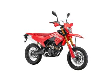 NUOVO 
QJ MOTOR COV 125 Stile Urbano e Anima Agile 
Il traffico cittadino ha un nuovo rivale. Se stai cercando uno scooter 125cc che si distingua dalla massa per design, tecnologia e facilità di guida, il nuovo QJ Motor COV 125 è la risposta definitiva.
Guidabile comodamente con patente B (auto) o A1.

Prezzo: 3.190,00€ f.c. + 350,00€ Immatricolazione. 
DETTAGLI DEL VEICOLO:
Modello: QJ Motor COV 125
Condizioni: NUOVO DI FABBRICA da immatricolare
Cilindrata: 125 cc (Monocilindrico 4 tempi, raffreddamento a liquido)
Garanzia: Ufficiale della casa madre (Fino a 4 anni di garanzia QJ Motor)


I NOSTRI SERVIZI : 
-Acquisto diretto con pagamento immediato 
-conto vendita

-vendita auto, moto e scooter usati e garantiti

-vendita veicoli d'epoca

-permuta auto con moto e viceversa

-noleggio breve e lungo termine

-finanziamenti personalizzati (rata costante,mini e maxi rate, leasing)

-assistenza post-vendita con società di garanzie e officine partner
-assicurazioni

-consulenze e stime per acquisti tra privati

VISITA il nostro sito internet: automotousateroma.it oppure scarica la nostra App: automotousateroma dall' Apple store o Play store per restare aggiornato sui nostri ultimi arrivi.

VIENI A TROVARCI PER VEDERE DAL VIVO QUESTO VEICOLO :
Auto Moto Usate Roma s.r.l.Via Appia Nuova 23, 00047, Marino (RM) (adiacente Sorelle Ramonda).

HAI UNA PERMUTA?
compila il form sull'App o nel nostro sito automotousateroma.it
oppure inviaci foto e descrizione (modello anno km motore ...)
al nostro numero whatsapp : Cell. 366-6562866 o 351-4646876 Fisso 06-7215841 e-mail : info@automotousateroma.it

La Auto Moto Usate Roma Srl declina ogni responsabilità per eventuali involontarie incongruenze che non rappresentano in alcun modo un impegno contrattuale e invitano i clienti a verificare sempre dal vivo la correttezza dei dati che potrebbero non coincidere con l’effettivo equipaggiamento del veicolo spesso dovuto alla incompatibilità dei dati trasmessi sulle varie piattaforme web. 