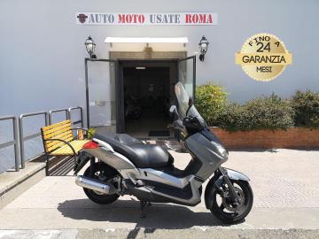 Rivenditore autorizzato di : Piaggio, Vespa, Sym, QJ Motor, Italjet, Tvs Motor, Alza Italia. Trattiamo usato Honda, Yamaha, Kawasaki, Suzuki, Aprilia, Benelli,  Ducati, Moto Guzzi, Moto Morini, BMW, KTM, Triumph, Royal Enfield, Harley-Davidson, Indian, CFMOTO, Voge, Kymco, Peugeot

YAMAHA XMAX 250 

Immatricolato 2008, 250cc, 21Cv/15Kw, 54.000Km, Euro3.

Rimangono sempre esclusi i costi :

-del passaggio di proprietÃ  pari ad euro 200,00

-messa su strada pari ad euro 300,00 che include l'attivazione della garanzia di 12 mesi completa, all' occorrenza controlli e/o tagliando completo preconsegna (olio,filtro olio, filtro aria e tutti i componenti necessari al ripristino), 12 mesi di garanzia estendibili a 24/36mesi in base al veicolo e copre i componenti non soggetti ad usura (dettagli in sede).

Di serie con : Motore Monocilindrico, cambio automatico, raffreddamento a Liquido, , vano retroscudo, ampio vano sottosella doppio casco, doppio cavalletto, disco freno anteriore da 267mm e da 240mm al posteriore, cerchi da 15â€ anteriore e da 14â€ al posteriore. 

I NOSTRI SERVIZI :

-Vendita auto usate e storiche, moto e scooter nuovi e usati garantiti
-Acquisto diretto con pagamento immediato o conto vendita
-Permuta auto con moto e viceversa
-Noleggio breve e lungo termine
-Assicurazioni e Finanziamenti personalizzati
-Assistenza post-vendita
-Accessori e antifurti per moto e auto

VISITA il nostro sito internet: automotousateroma.it oppure scarica la nostra App: automotousateroma dall' Apple store o Play store per restare aggiornato sui nostri ultimi arrivi.

VIENI A TROVARCI PER VEDERE DAL VIVO QUESTO VEICOLO :
Auto Moto Usate Roma s.r.l.Via Appia Nuova 23, 00047, Marino (RM) (adiacente Sorelle Ramonda)

*************

HAI UNA PERMUTA?
compila il form sull'App o nel nostro sito automotousateroma.it
oppure inviaci foto e descrizione (modello anno km motore ...)
al nostro numero whatsapp : Cell. 366-6562866 o 351-4646876 Fisso 06-7215841 e-mail :  info@automotousateroma.it

*************
La Auto Moto Usate Roma Srl declina ogni responsabilitÃ  per eventuali involontarie incongruenze che non rappresentano in alcun modo un impegno contrattuale e invitano i clienti a verificare sempre dal vivo la correttezza dei dati che potrebbero non coincidere con lâ€™effettivo equipaggiamento del veicolo spesso dovuto alla incompatibilitÃ  dei dati trasmessi sulle varie piattaforme web.