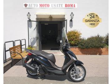 Rivenditore autorizzato di : Piaggio, Vespa, Sym, QJ Motor, Italjet, Tvs Motor, Alza Italia. Trattiamo usato Honda, Yamaha, Kawasaki, Suzuki, Aprilia, Benelli,  Ducati, Moto Guzzi, Moto Morini, BMW, KTM, Triumph, Royal Enfield, Harley-Davidson, Indian, CFMOTO, Voge, Kymco, Peugeot

PIAGGIO MEDLEY 125 ABS 

Immatricolato 2024, 124cc, 12Cv/9Kw, 6.000Km, Euro5.
*** Scooter Unico Proprietario *** 

Rimangono sempre esclusi i costi :

-del passaggio di proprietÃ  pari ad euro 200,00

-messa su strada pari ad euro 200,00 che include l'attivazione della garanzia di 12 mesi completa, all' occorrenza controlli e/o tagliando completo preconsegna (olio,filtro olio, filtro aria e tutti i componenti necessari al ripristino), 12 mesi di garanzia estendibili a 24/36mesi in base al veicolo e copre i componenti non soggetti ad usura (dettagli in sede).

Di serie con : Motore Monocilindrico, cambio automatico, Abs, raffreddamento a Liquido, vano retroscudo, ampio vano sottosella, doppio cavalletto, Doppio ammortizzatore idraulico a doppio effetto, regolabile nel precarico molla su 5 posizioni, disco freno anteriore da 260mm e da 240mm al posteriore, cerchi da 16â€ anteriore e da 14â€ al posteriore. 

I NOSTRI SERVIZI :

-Vendita auto usate e storiche, moto e scooter nuovi e usati garantiti
-Acquisto diretto con pagamento immediato o conto vendita
-Permuta auto con moto e viceversa
-Noleggio breve e lungo termine
-Assicurazioni e Finanziamenti personalizzati
-Assistenza post-vendita
-Accessori e antifurti per moto e auto

VISITA il nostro sito internet: automotousateroma.it oppure scarica la nostra App: automotousateroma dall' Apple store o Play store per restare aggiornato sui nostri ultimi arrivi.

VIENI A TROVARCI PER VEDERE DAL VIVO QUESTO VEICOLO :
Auto Moto Usate Roma s.r.l.Via Appia Nuova 23, 00047, Marino (RM) (adiacente Sorelle Ramonda)

*************

HAI UNA PERMUTA?
compila il form sull'App o nel nostro sito automotousateroma.it
oppure inviaci foto e descrizione (modello anno km motore ...)
al nostro numero whatsapp : Cell. 366-6562866 o 351-4646876 Fisso 06-7215841 e-mail :  info@automotousateroma.it

*************
La Auto Moto Usate Roma Srl declina ogni responsabilitÃ  per eventuali involontarie incongruenze che non rappresentano in alcun modo un impegno contrattuale e invitano i clienti a verificare sempre dal vivo la correttezza dei dati che potrebbero non coincidere con lâ€™effettivo equipaggiamento del veicolo spesso dovuto alla incompatibilitÃ  dei dati trasmessi sulle varie piattaforme web.