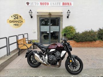 Rivenditore autorizzato di : Piaggio, Vespa, Sym, QJ Motor, Italjet, Tvs Motor, Alza Italia. Trattiamo usato Honda, Yamaha, Kawasaki, Suzuki, Aprilia, Benelli, Ducati, Moto Guzzi, Moto Morini, BMW, KTM, Triumph, Royal Enfield, Harley-Davidson, Indian, CFMOTO, Voge, Kymco, Peugeot

HONDA CB 1000 R

Immatricolato 2024, 998cc, 145Cv 107Kw, 17.760Km, Euro5.

*** Moto in Garanzia Ufficiale fino al 2030 ***

Il prezzo proposto di euro 8.900,00 Ã¨ legato alla promozione web che prevede un acquisto tramite finanziamento, Info in sede.

Il prezzo a Listino senza promo e senza vincoli Ã¨ di euro 9.900,00.

Rimangono sempre esclusi i costi :

-del passaggio di proprietÃ  pari ad euro 200,00

-messa su strada pari ad euro 200,00 che include l'attivazione della garanzia di 12 mesi completa, all' occorrenza controlli e o tagliando completo preconsegna (olio,filtro olio, filtro aria e tutti i componenti necessari al ripristino), 12 mesi di garanzia estendibili a 24 36mesi in base al veicolo e copre i componenti non soggetti ad usura (dettagli in sede).

Di serie con : Motore 4 cilindri in linea, cambio a 6 rapporti, Abs, raffreddamento a Liquido, 4 Mappature motore Sport Rain Standard User, Forcella Showa a steli rovesciati SFF-BP regolabile, Monoammortizzatore Showa regolabile, disco freno anteriore da 310mm e da 256mm al posteriore, cerchi da 17â€.

I NOSTRI SERVIZI :
-Vendita auto usate e storiche, moto e scooter nuovi e usati garantiti -Acquisto diretto con pagamento immediato o conto vendita -Permuta auto con moto e viceversa -Noleggio breve e lungo termine -Assicurazioni e Finanziamenti personalizzati -Assistenza post-vendita -Accessori e antifurti per moto e auto

VISITA il nostro sito internet: automotousateroma.it oppure scarica la nostra App: automotousateroma dall' Apple store o Play store per restare aggiornato sui nostri ultimi arrivi.

VIENI A TROVARCI PER VEDERE DAL VIVO QUESTO VEICOLO :
Auto Moto Usate Roma s.r.l.Via Appia Nuova 23, 00047, Marino (RM) (adiacente Sorelle Ramonda)

*************

HAI UNA PERMUTA?
compila il form sull'App o nel nostro sito automotousateroma.it
oppure inviaci foto e descrizione (modello anno km motore ...)
al nostro numero whatsapp : Cell. 366-6562866 o 351-4646876 Fisso 06-7215841 e-mail : info@automotousateroma.it

*************
La Auto Moto Usate Roma Srl declina ogni responsabilitÃ  per eventuali involontarie incongruenze che non rappresentano in alcun modo un impegno contrattuale e invitano i clienti a verificare sempre dal vivo la correttezza dei dati che potrebbero non coincidere con lâ€™effettivo equipaggiamento del veicolo spesso dovuto alla incompatibilitÃ  dei dati trasmessi sulle varie piattaforme web.
